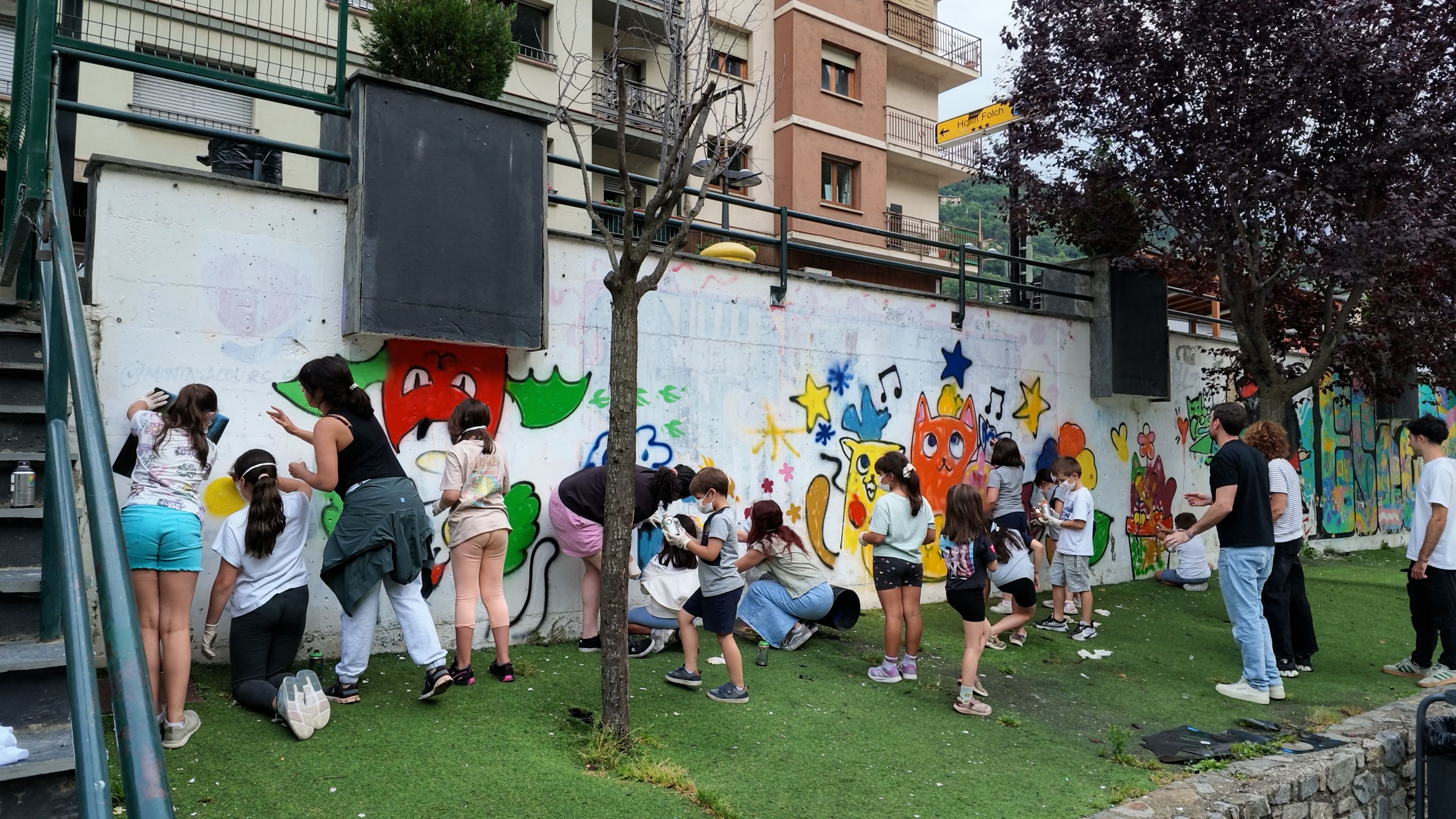 Els nens fent el seu grafiti