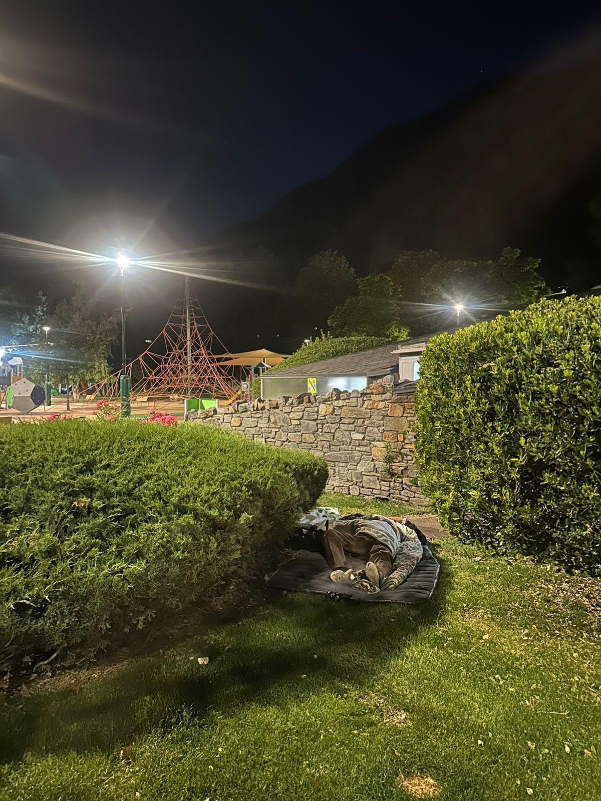 L'home, dormint ja de nit. L'home, dormint ja de nit.
