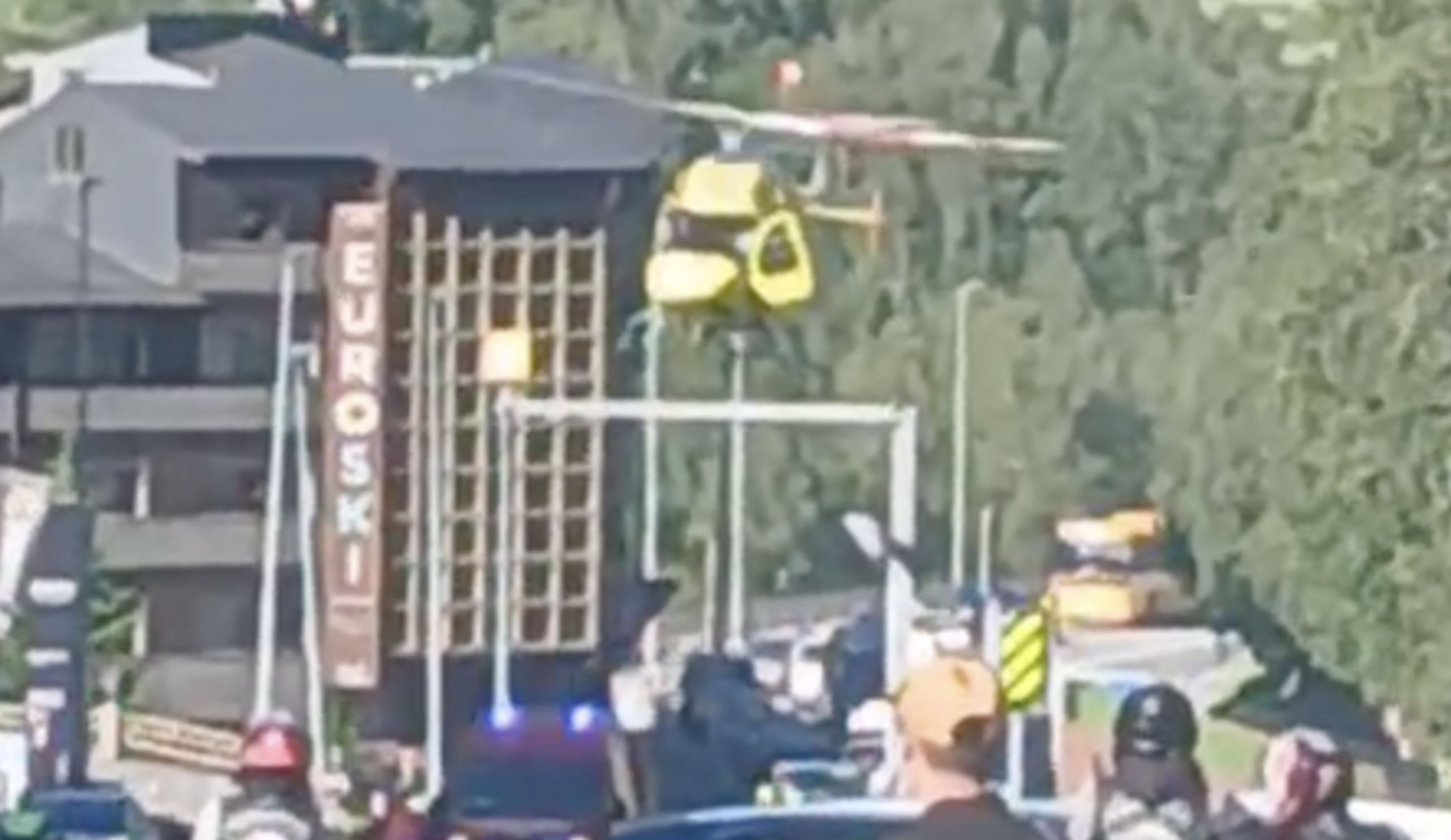 L'helicòpter que va traslladar el menor de lloc de l'accident fins a l'hospital en enlairar-se a Incles. L'helicòpter que va traslladar el menor de lloc de l'accident fins a l'hospital en enlairar-se a Incles.