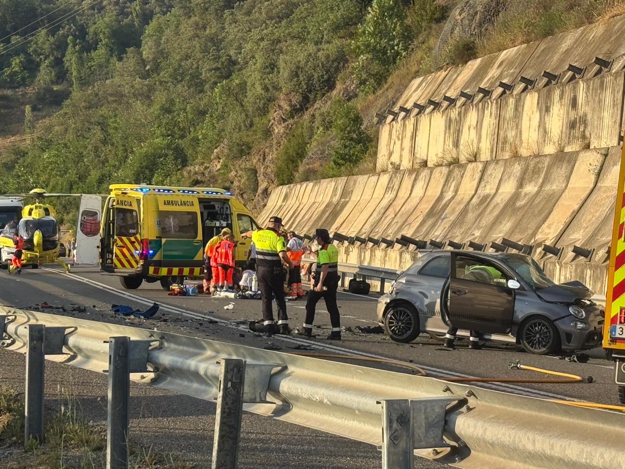 Serveis d'emergències i seguretat treballant per atendre el ferit i per aclarir les causes de l'accident poc després del xoc. Serveis d'emergències i seguretat treballant per atendre el ferit i per aclarir les causes de l'accident poc després del xoc.