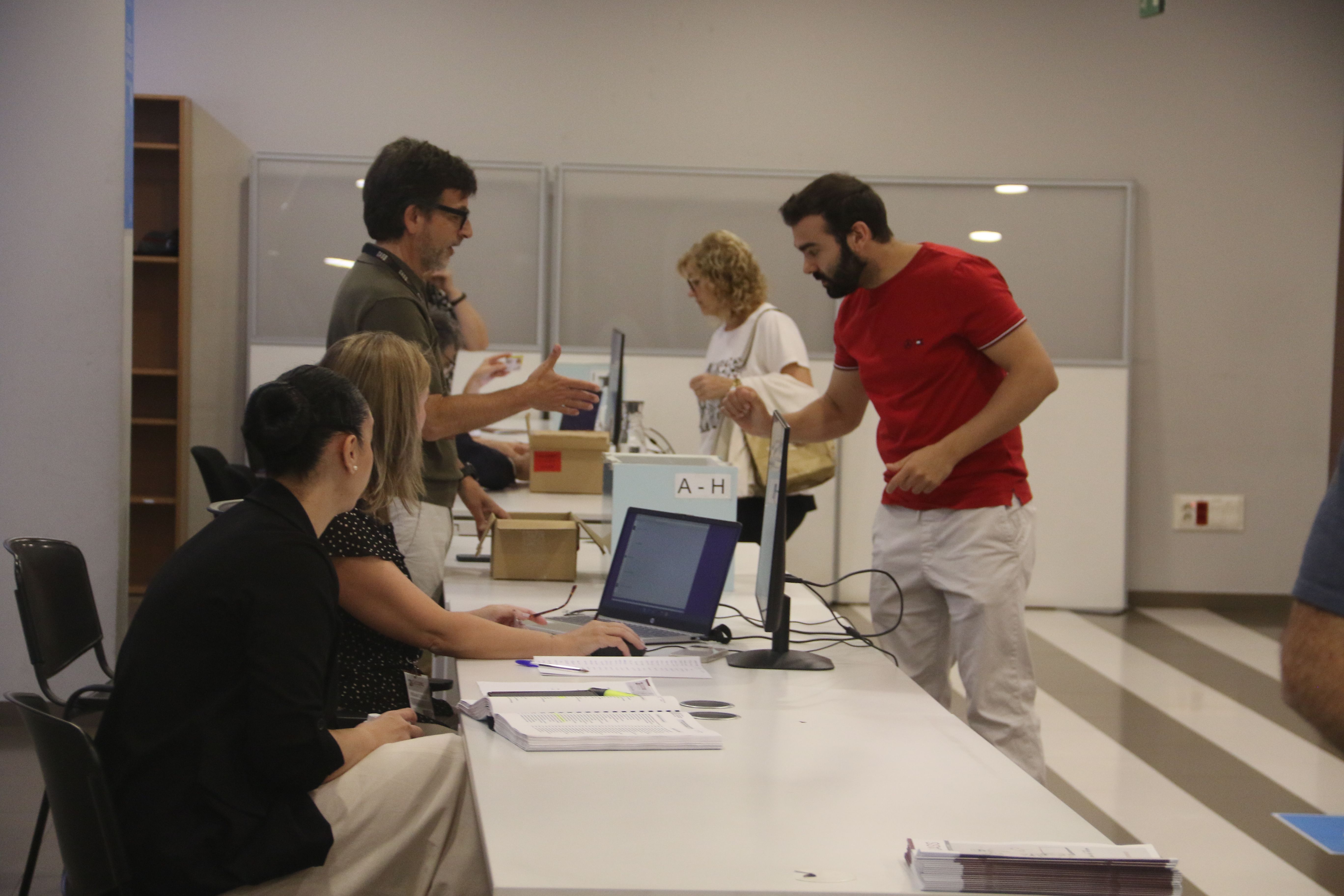 Persones exercint el vot a les eleccions a la CASS.