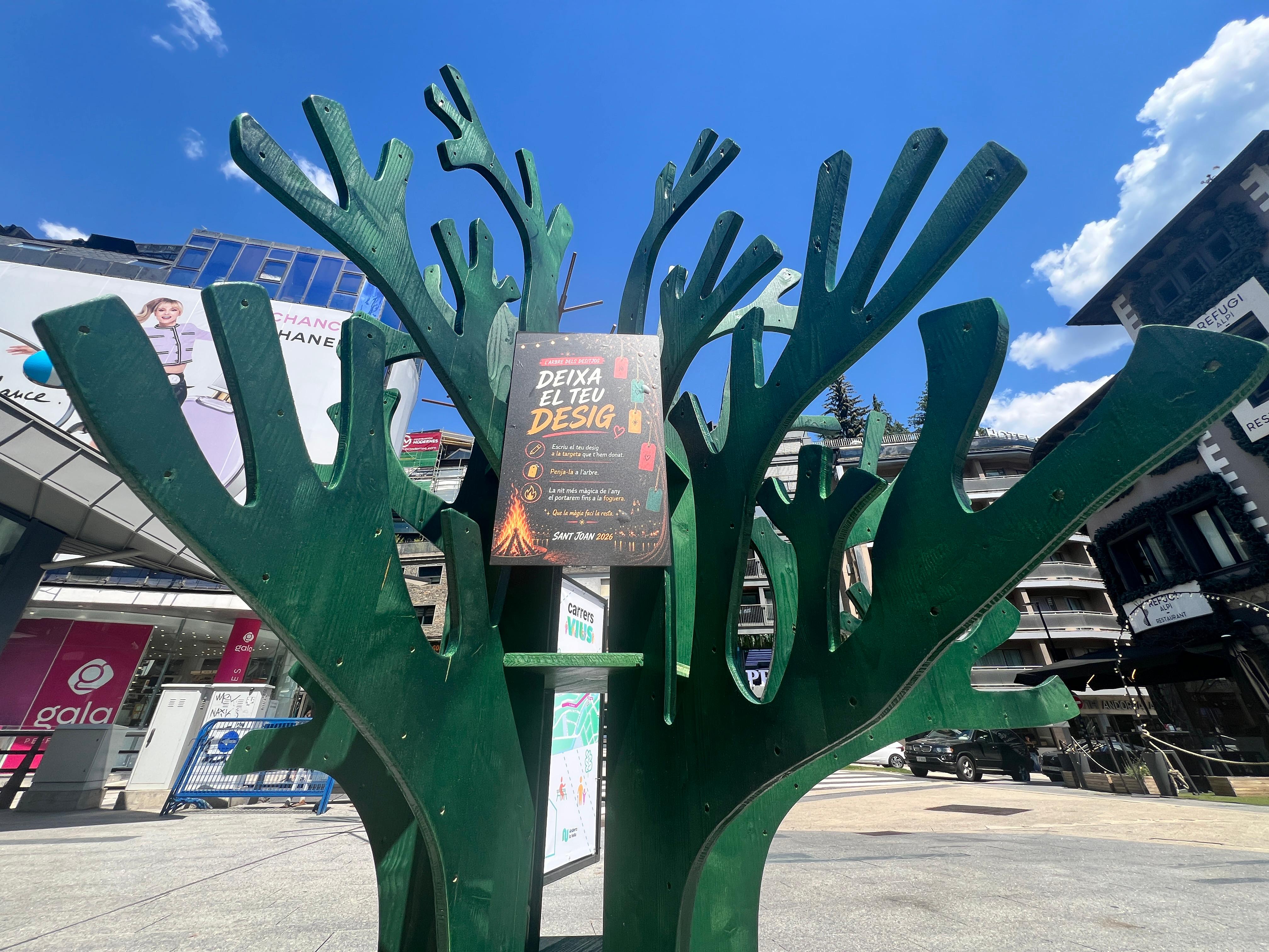 L’‘Arbre dels Desitjos’ de la plaça de la Rotonda. La portaveu del Sindicat, Rebeca Bonache.