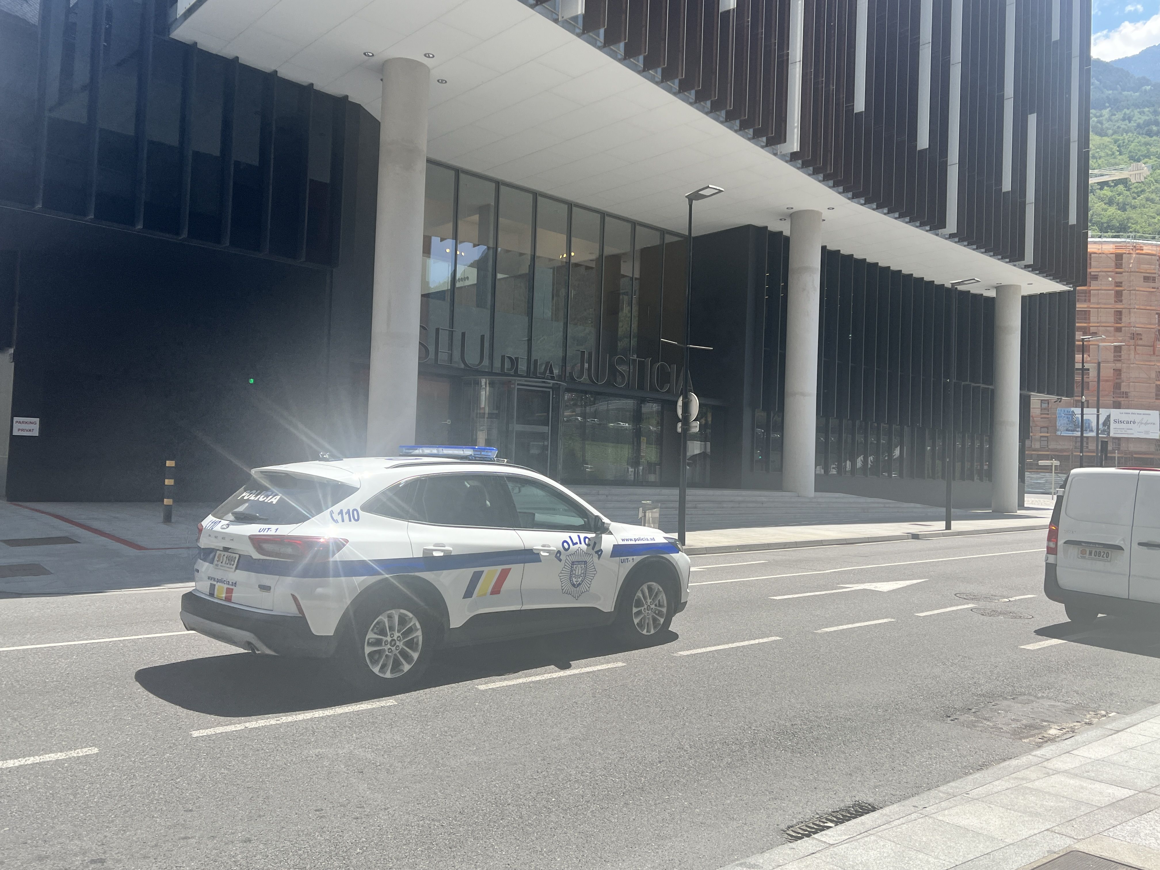 El cotxe policial que ha traslladat el pres, ja de retorn cap a la Comella. El cotxe policial que ha traslladat el pres, ja de retorn cap a la Comella.