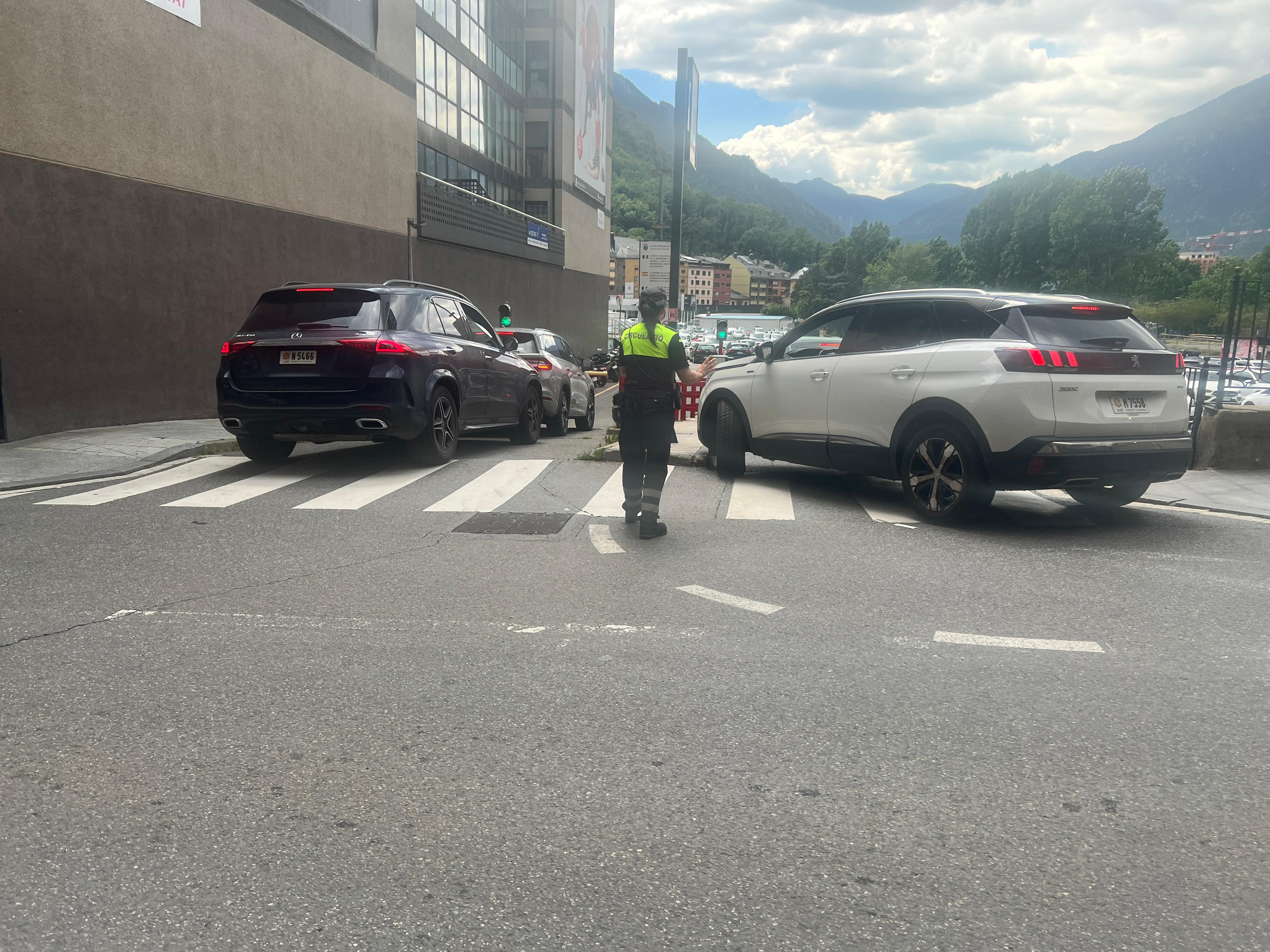 Vehicles 'enganxats' en no alçar-se les barreres. Vehicles 'enganxats' en no alçar-se les barreres.