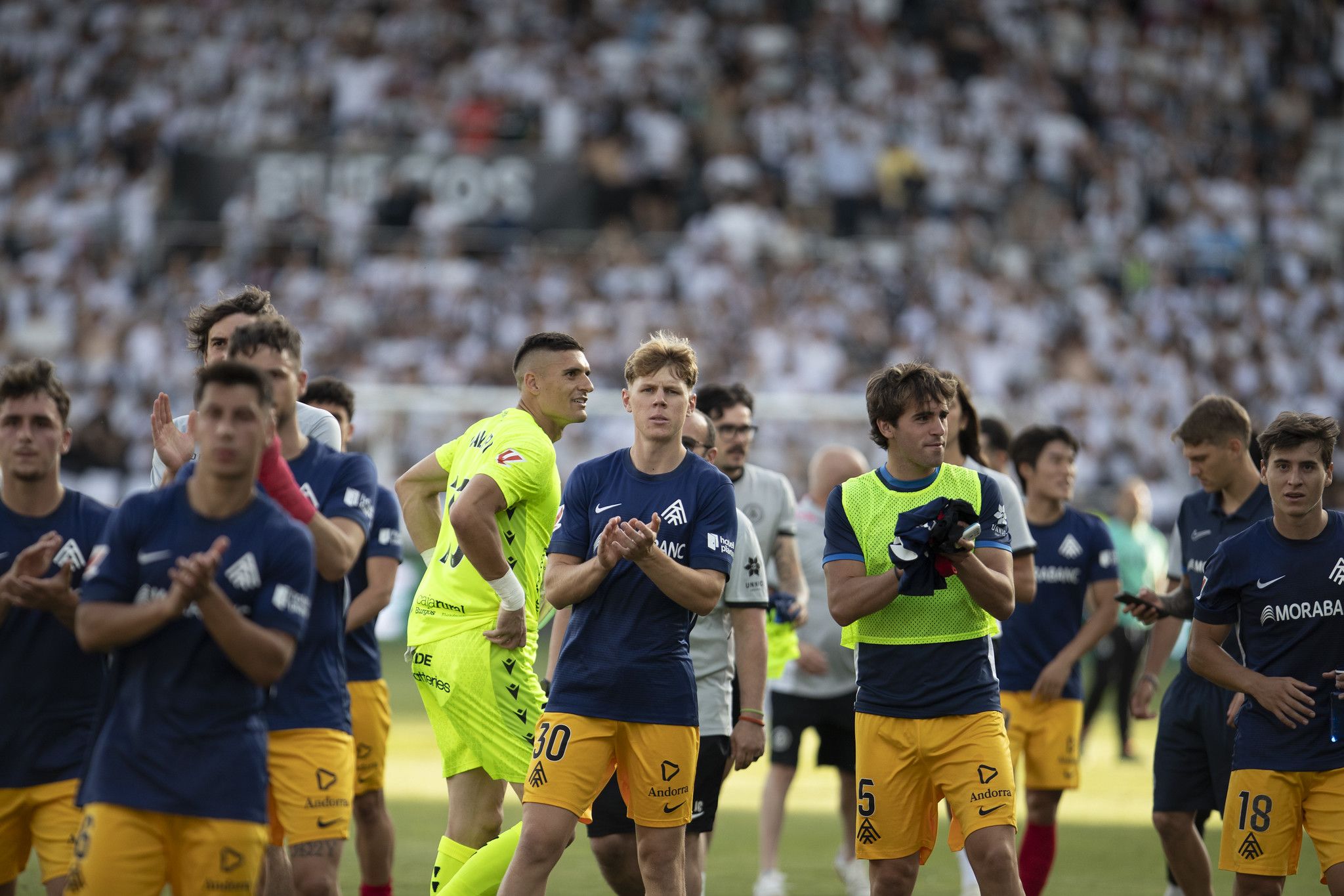 Els jugadors de l'FC Andorra, aplaudint a l'afició desplaçada en el darrer duel contra el Burgos. 