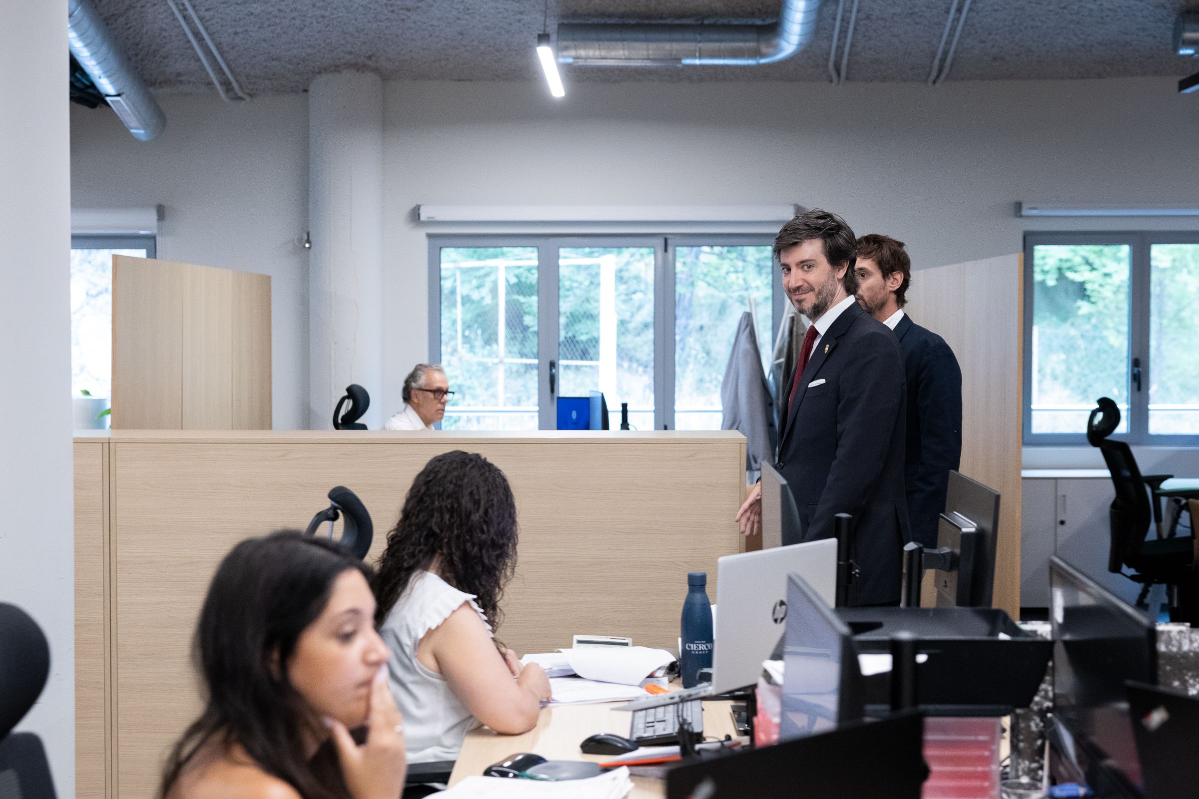Els síndics recorrent les instal·lacions del Grup Cierco. Els síndics recorrent les instal·lacions del Grup Cierco.
