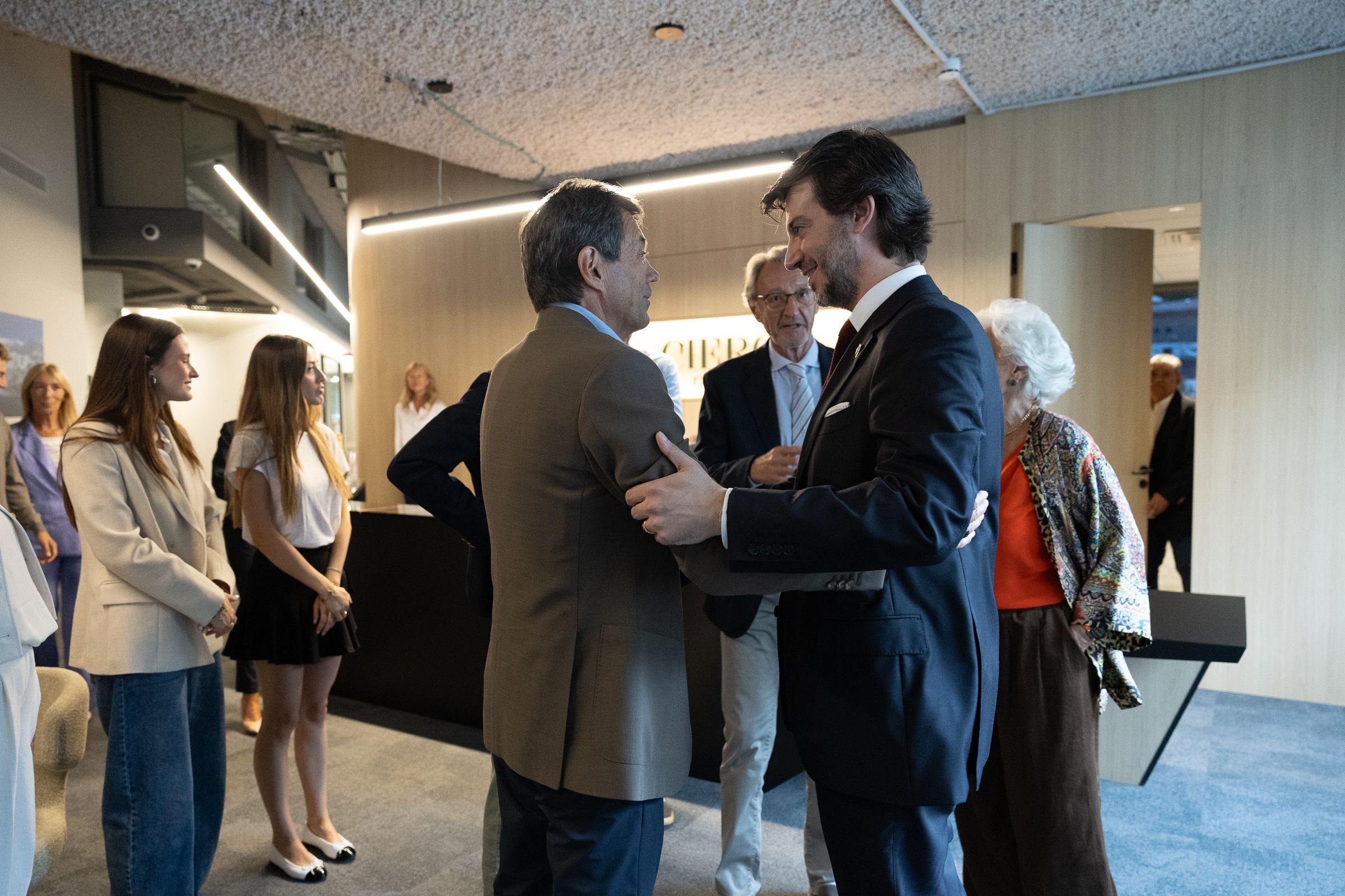 Carles Ensenyat saludant Ramon Cierco Noguer. Carles Ensenyat saludant Ramon Cierco Noguer.