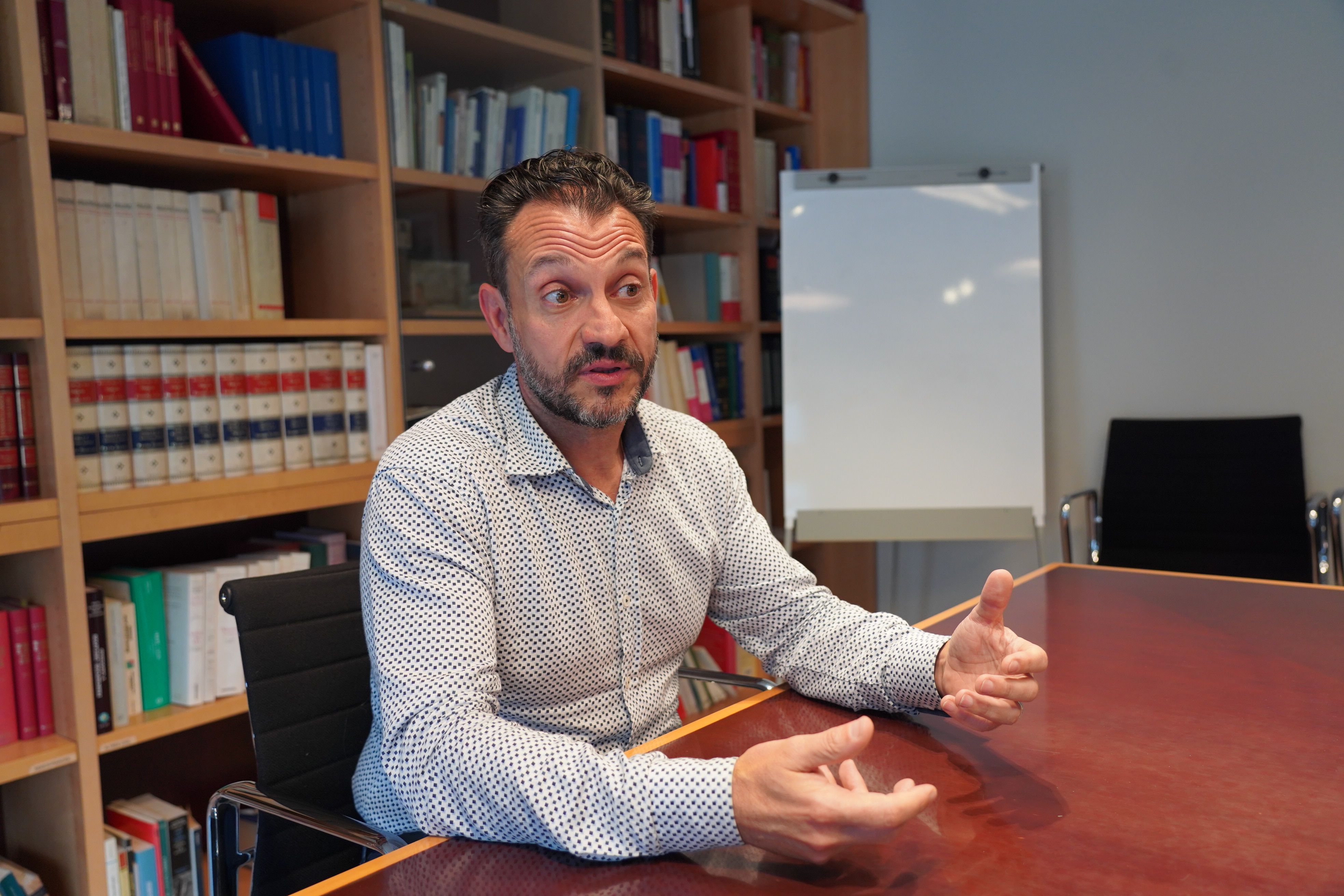 Gerard Alís, donant explicacions durant l'entrevista. La portaveu del Sindicat, Rebeca Bonache.