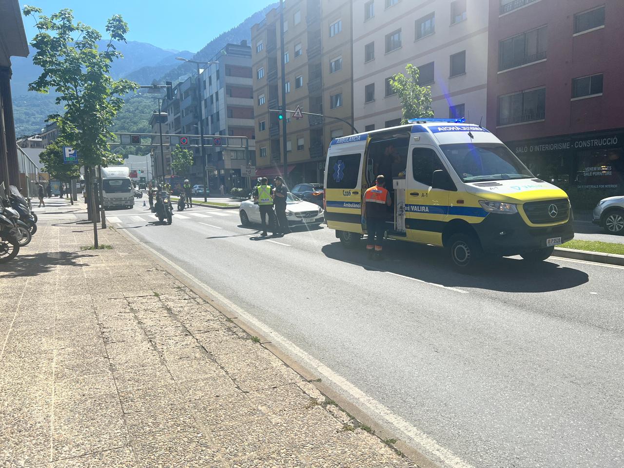 Un accident ha obligat a tallar un dels carrils de circulació en sentit baixada de l'avinguda Tarragona, a l’altura de l'edifici de les Columnes. Un accident ha obligat a tallar un dels carrils de circulació en sentit baixada de l'avinguda Tarragona, a l’altura de l'edifici de les Columnes.