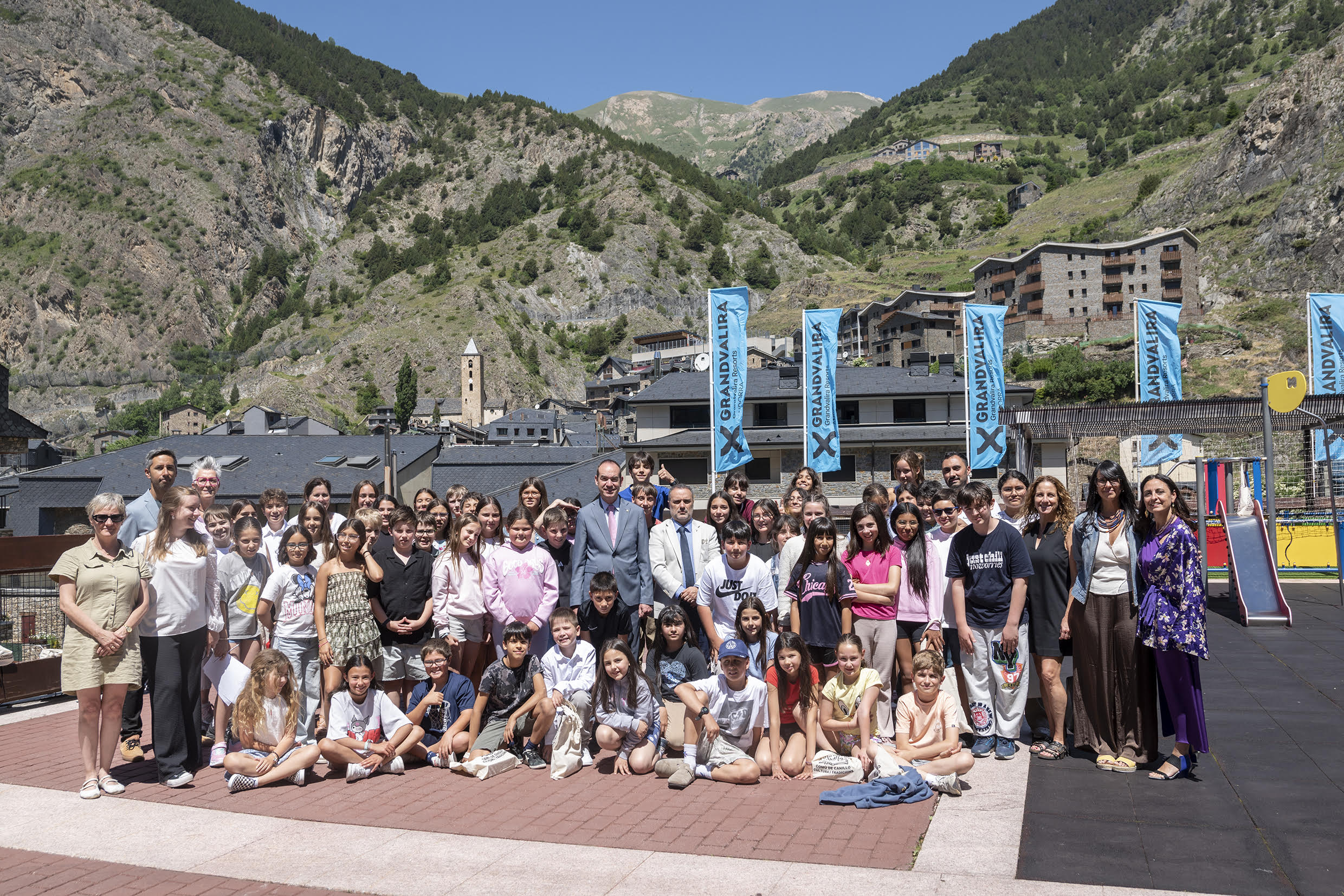 Imatge de grup dels estudiants i els polítics a l'exterior del comú. Imatge de grup dels estudiants i els polítics a l'exterior del comú.