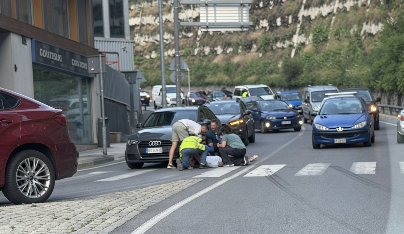 Primeres assistències a la persona atropellada al pas de vianants a tocar de la rotonda de Ràdio Andorra.