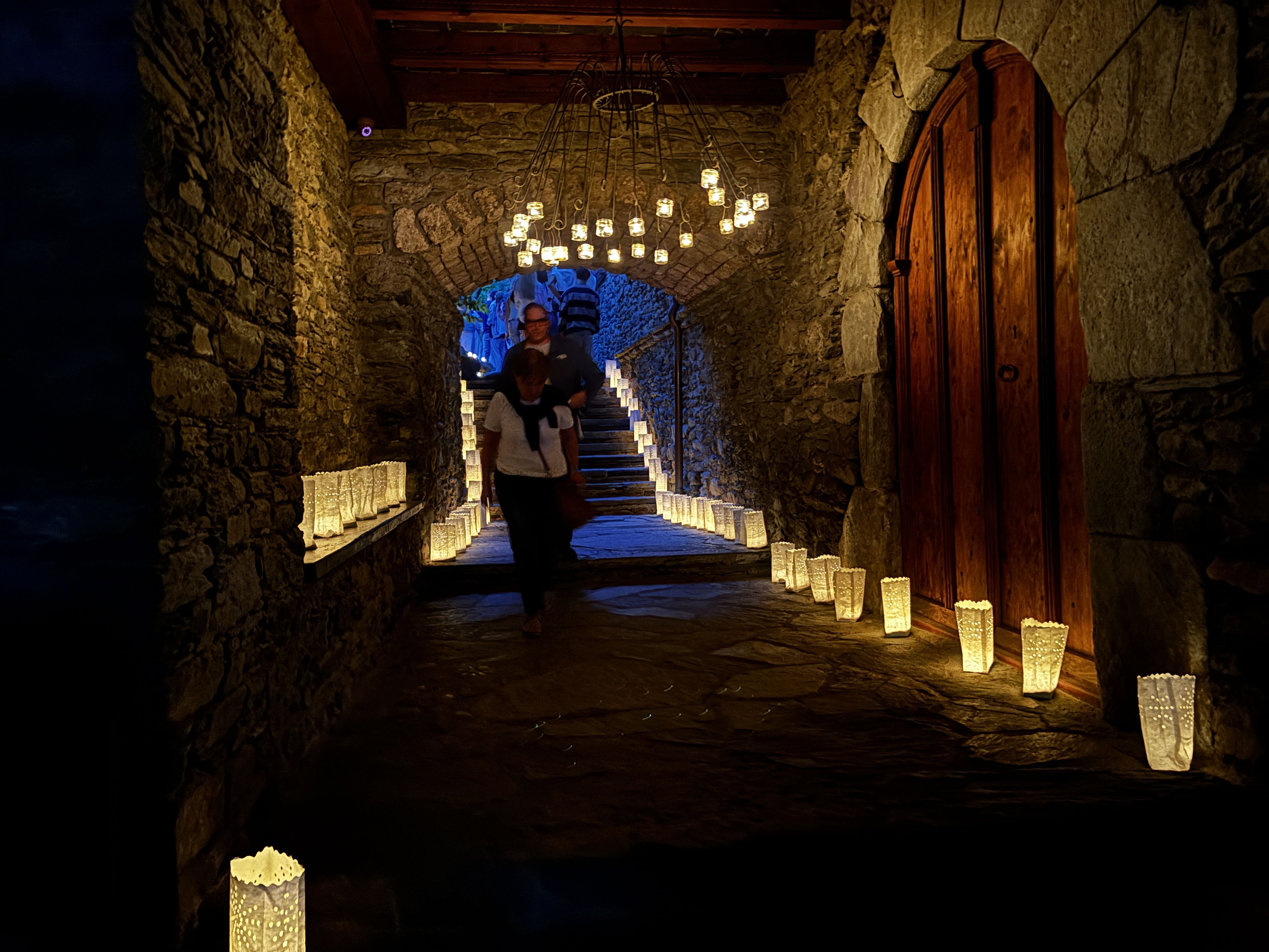 Ordino ha omplert tots els racons de candeles. Ordino ha omplert tots els racons de candeles.