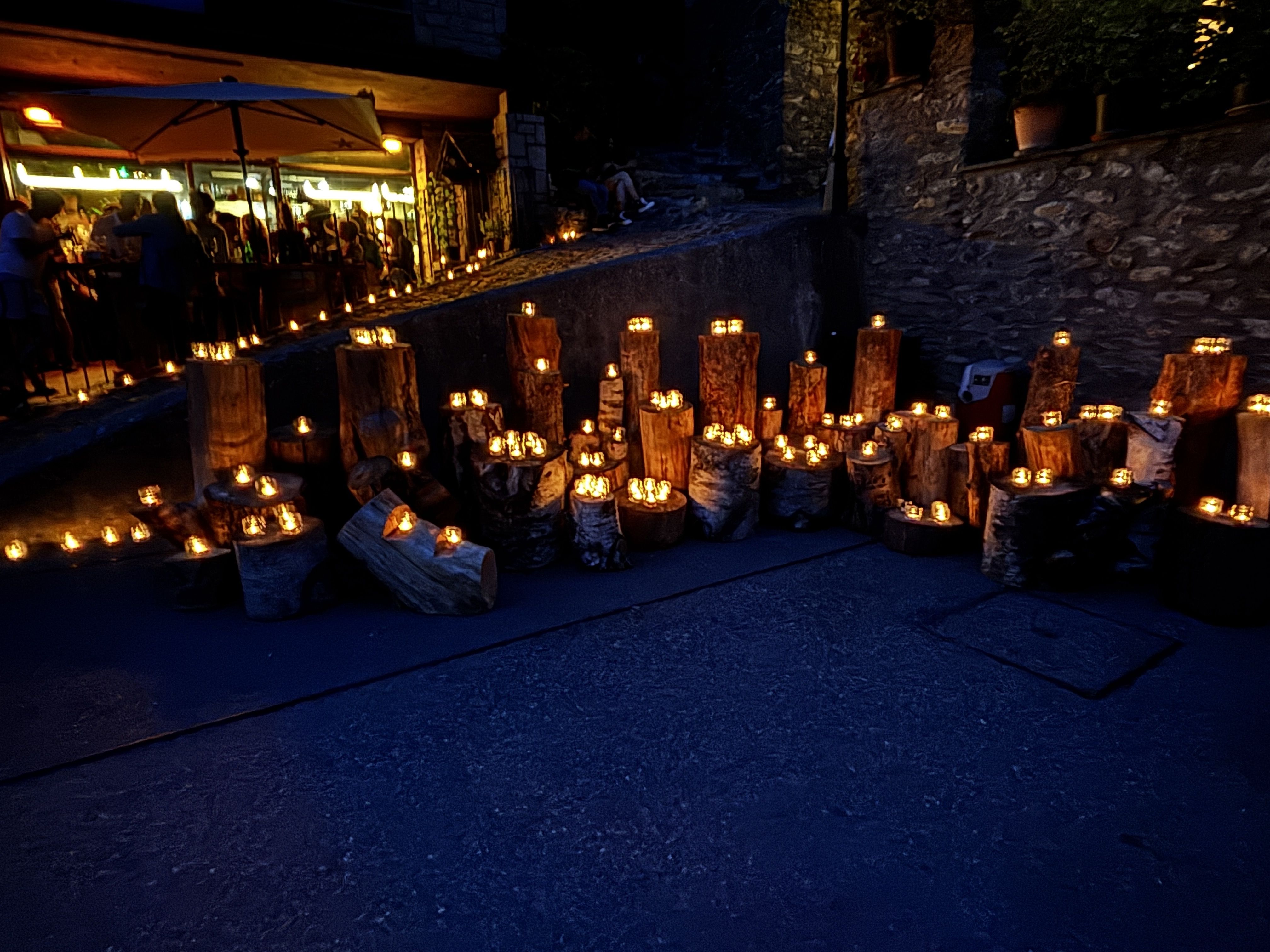Ordino ha omplert tots els racons de candeles. Ordino ha omplert tots els racons de candeles.