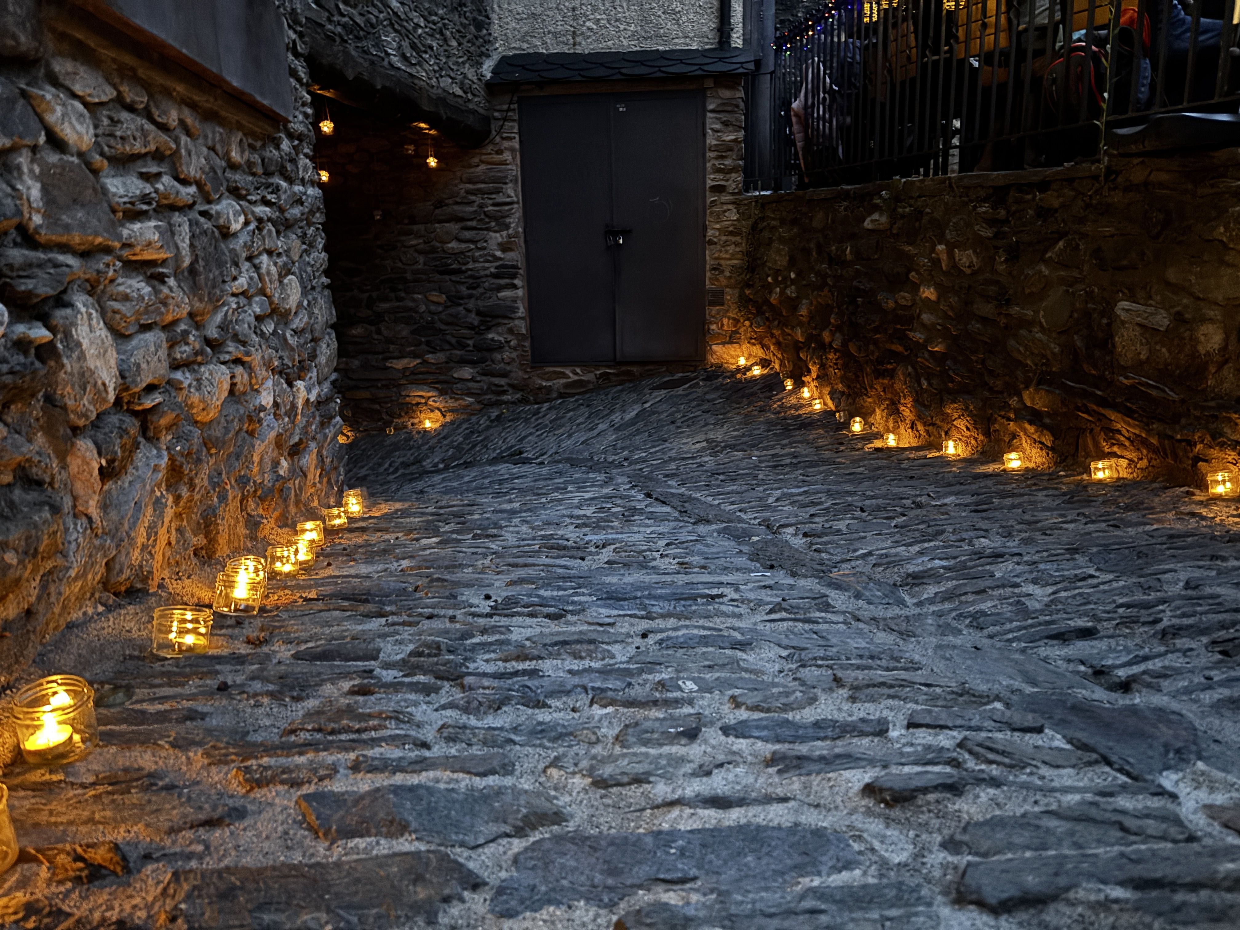 Ordino ha omplert tots els racons de candeles. Ordino ha omplert tots els racons de candeles.