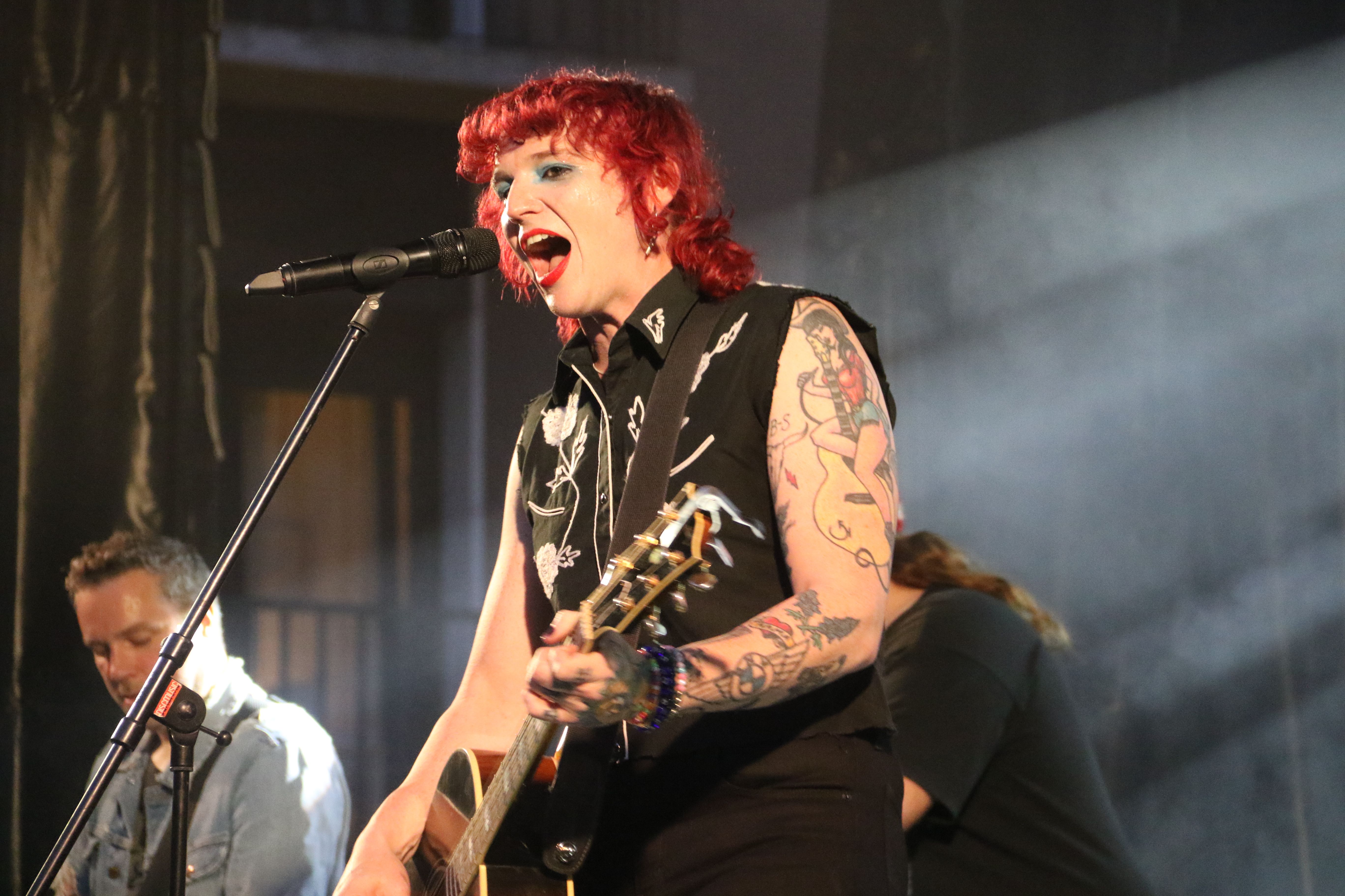 Jenni Rose, la líder trans de Vandoliers, en plena actuació a la plaça de les Arcades. Jenni Rose, la líder trans de Vandoliers, en plena actuació a la plaça de les Arcades.