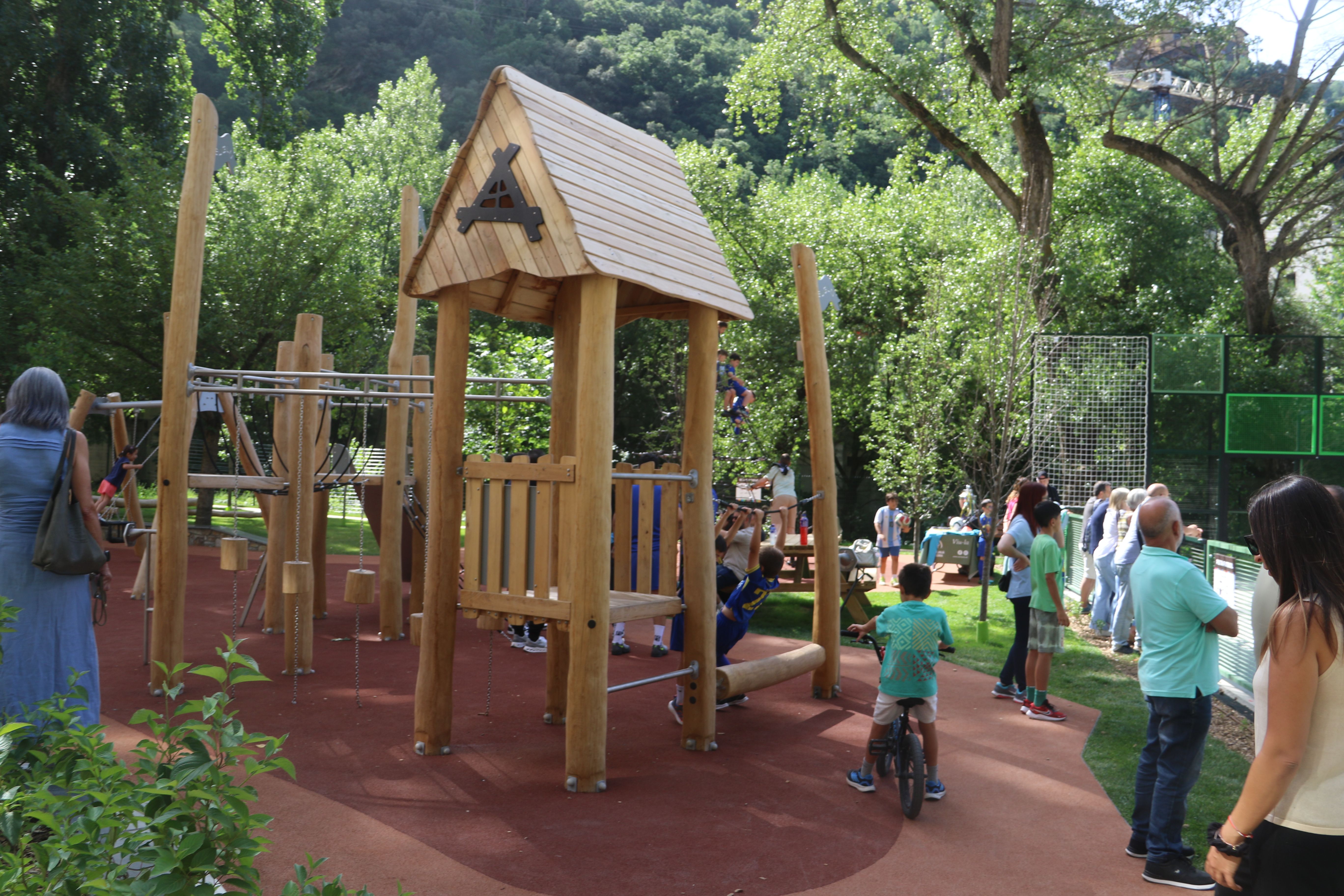 El parc té diversos jocs per a la mainada. El parc té diversos jocs per a la mainada.