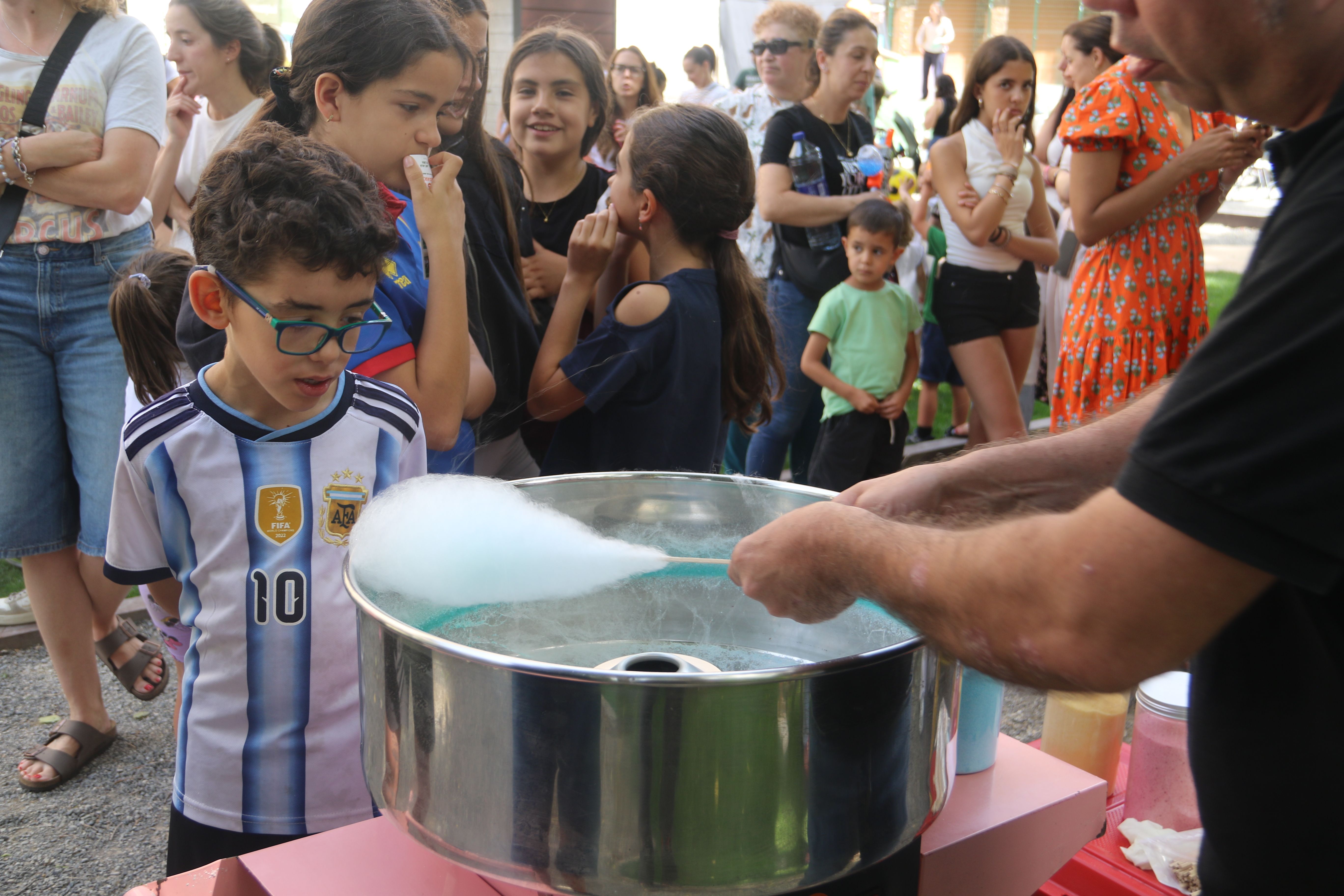 Preparant els núvols de sucre. Preparant els núvols de sucre.