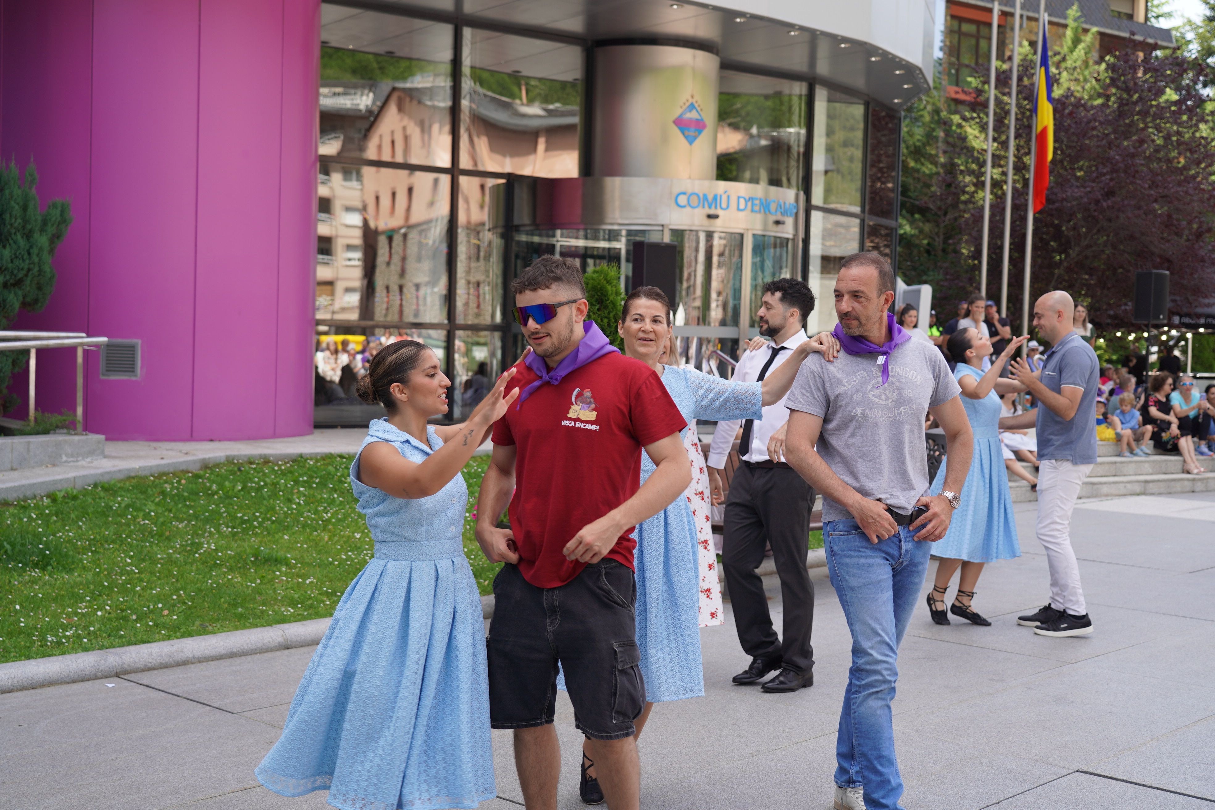 Els membres de la comissió també han saltat a l'escenari.