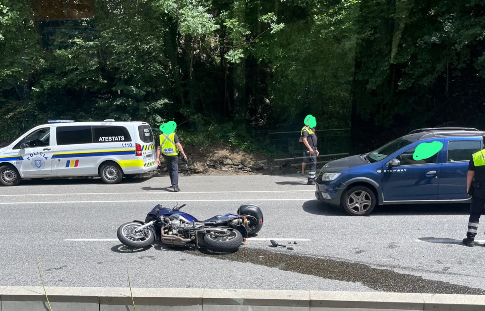 La moto caiguda a la calçada.