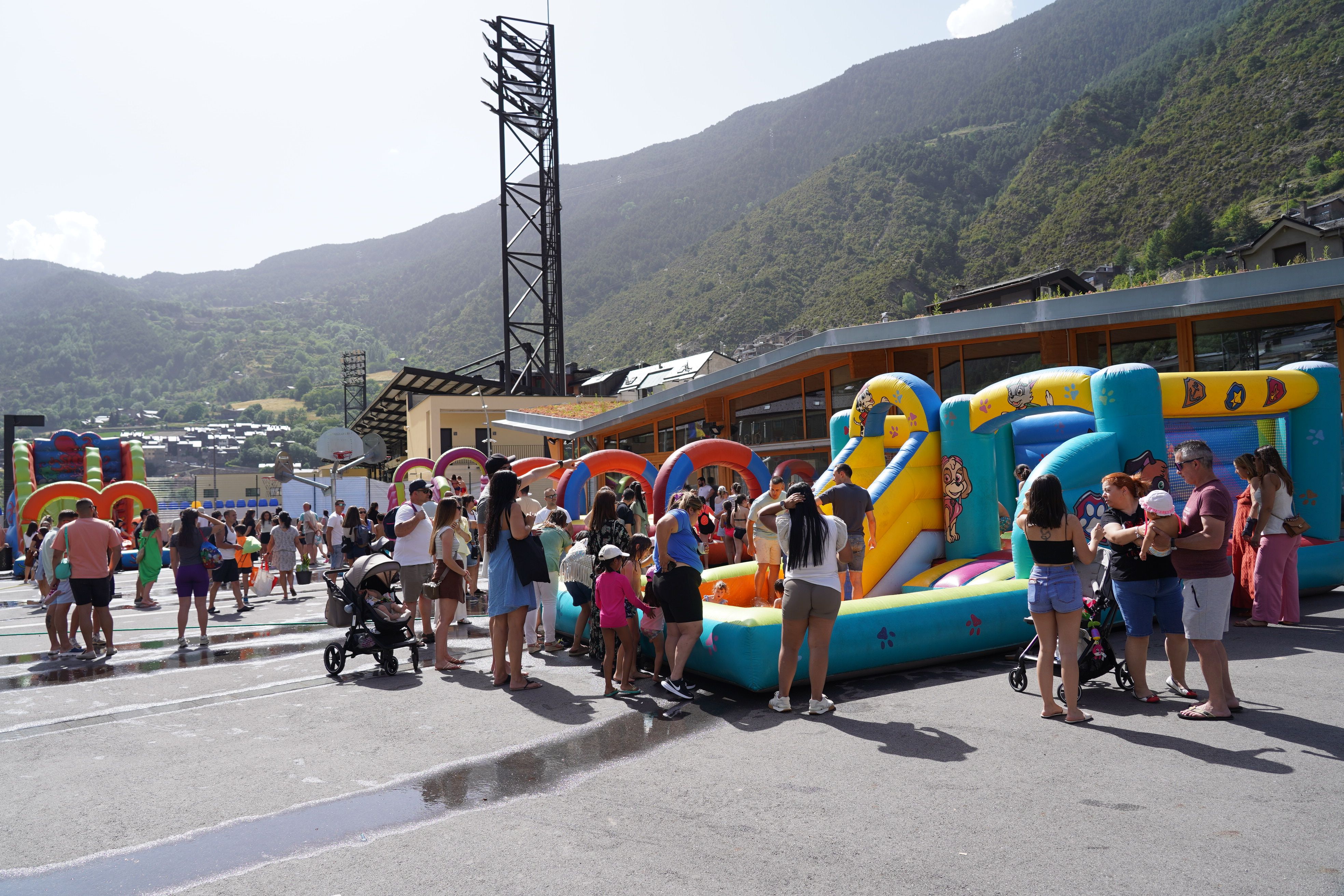 Gaudint dels inflables i combatent la calor.