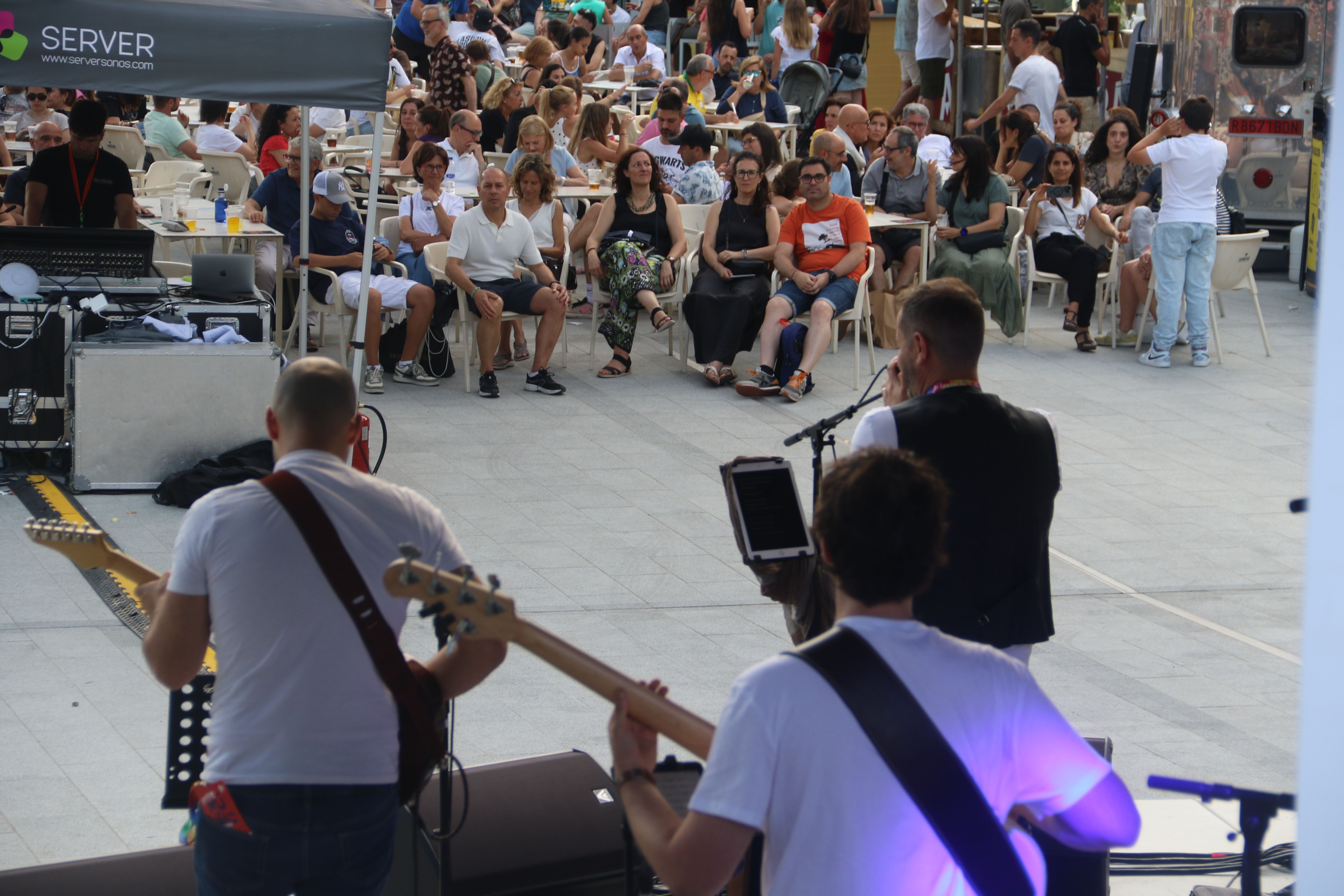 Un moment de l'actuació de Quim Salvat i la seva banda. Un moment de l'actuació de Quim Salvat i la seva banda.