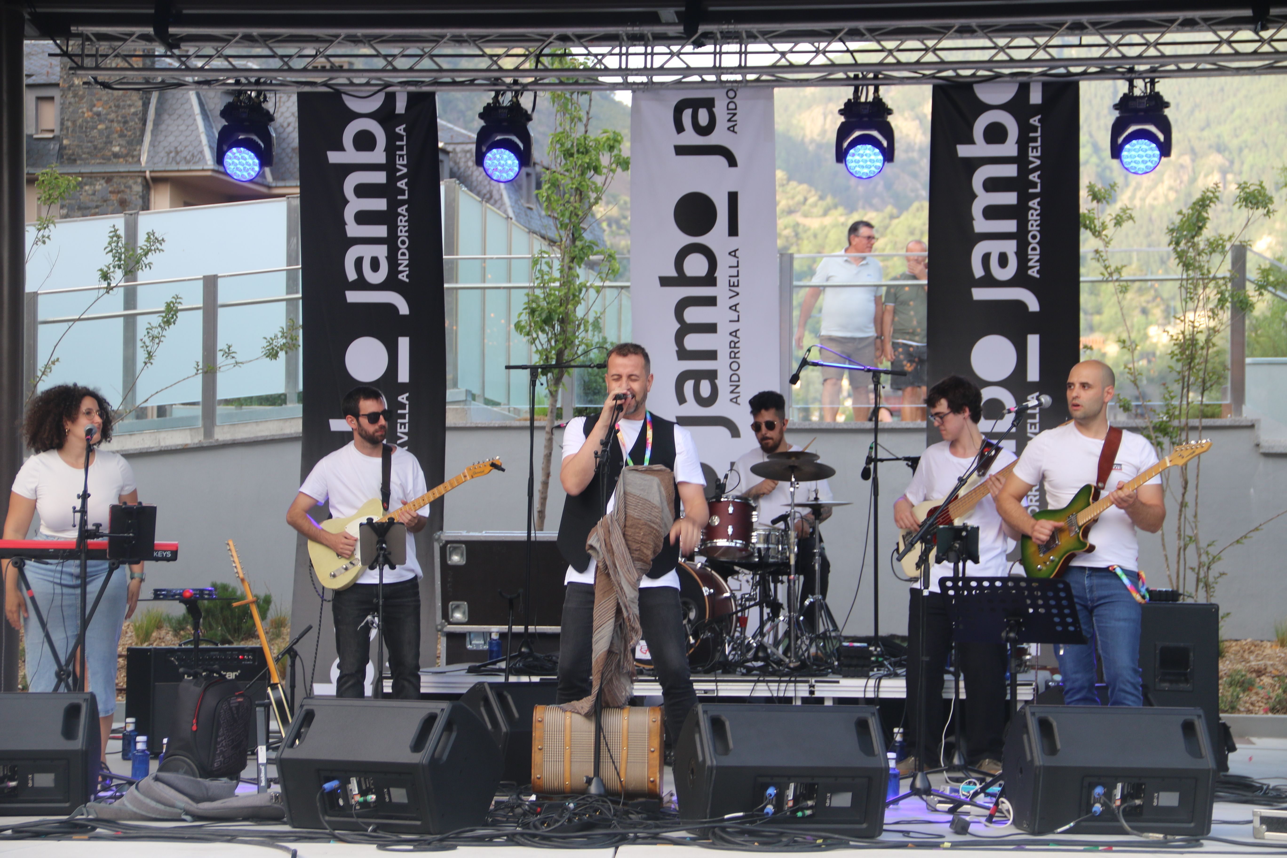 Un moment de l'actuació de Quim Salvat i la seva banda. Un moment de l'actuació de Quim Salvat i la seva banda.
