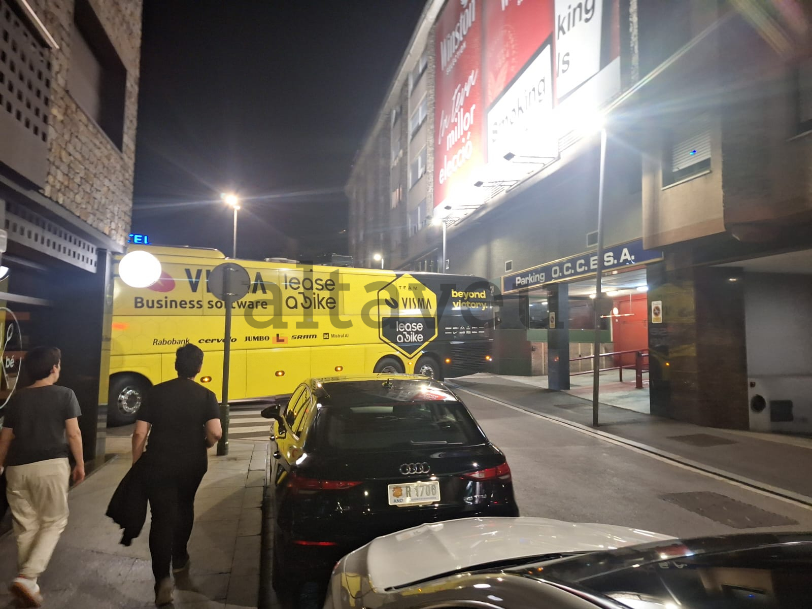 El bus travat al carrer Pere d'Urg. La portaveu del Sindicat, Rebeca Bonache.