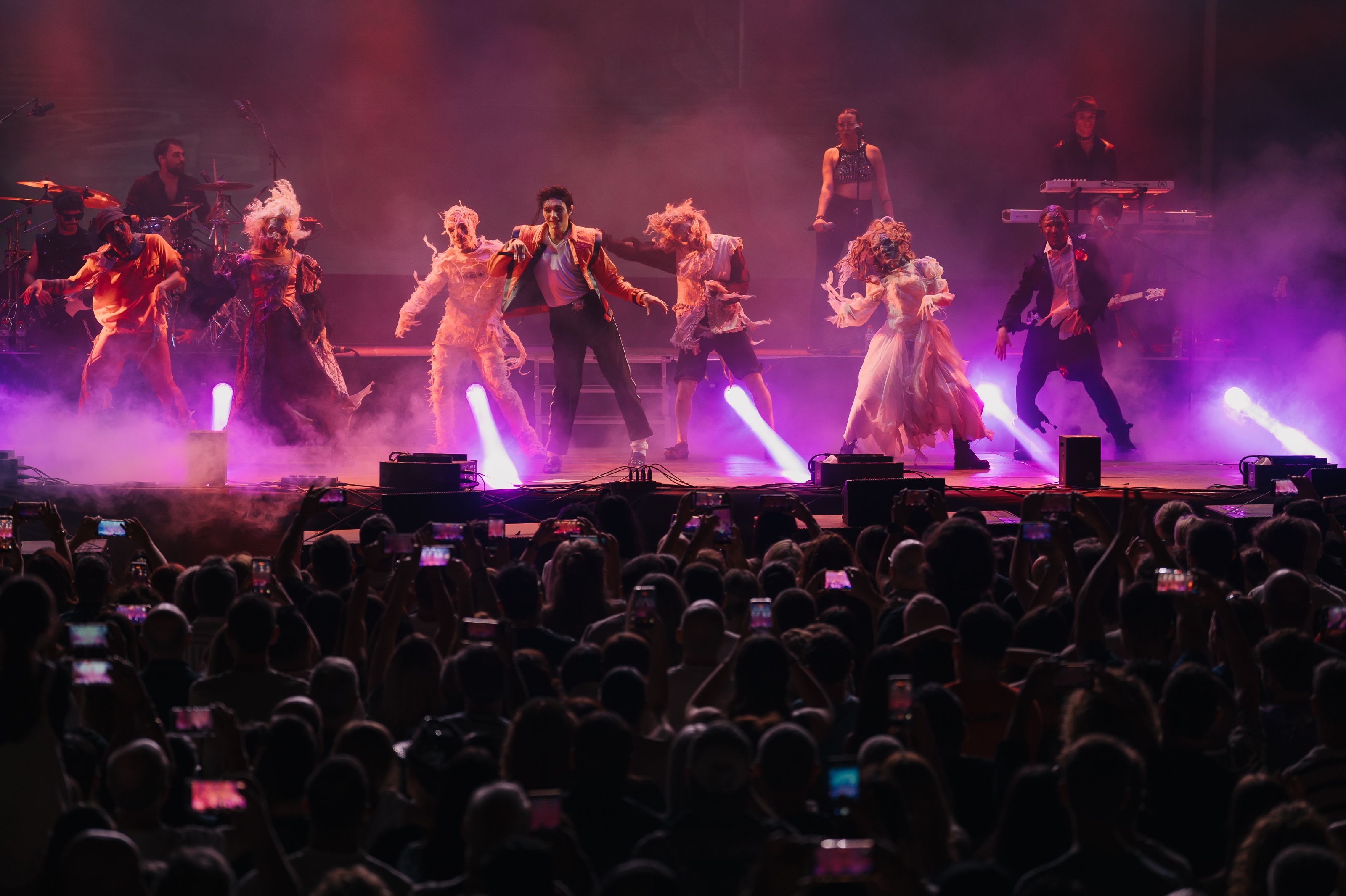 Lenny Jay emulant Michael Jackson a 'Thriller'.