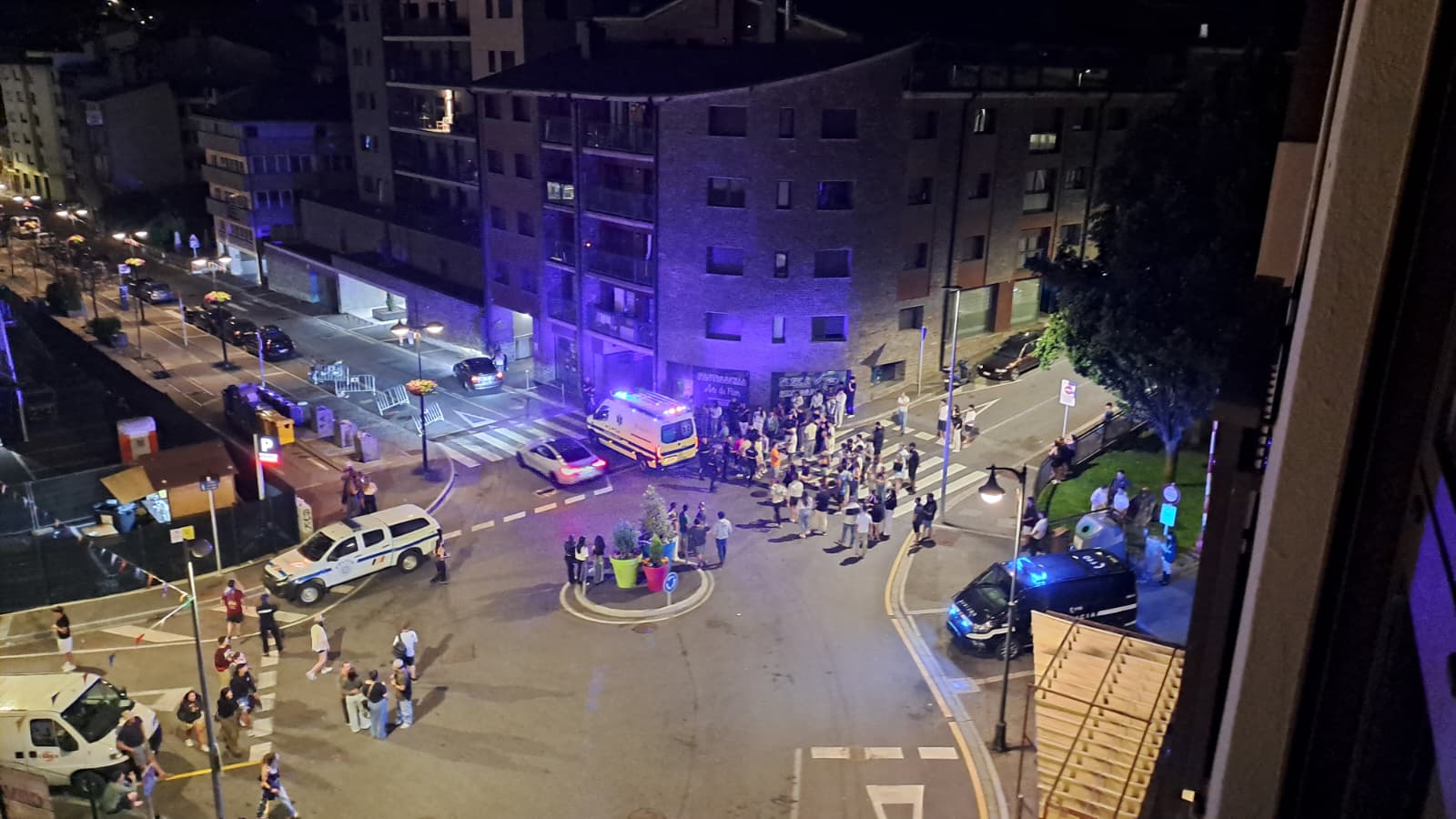 Moment de la intervenció policial i sanitària.