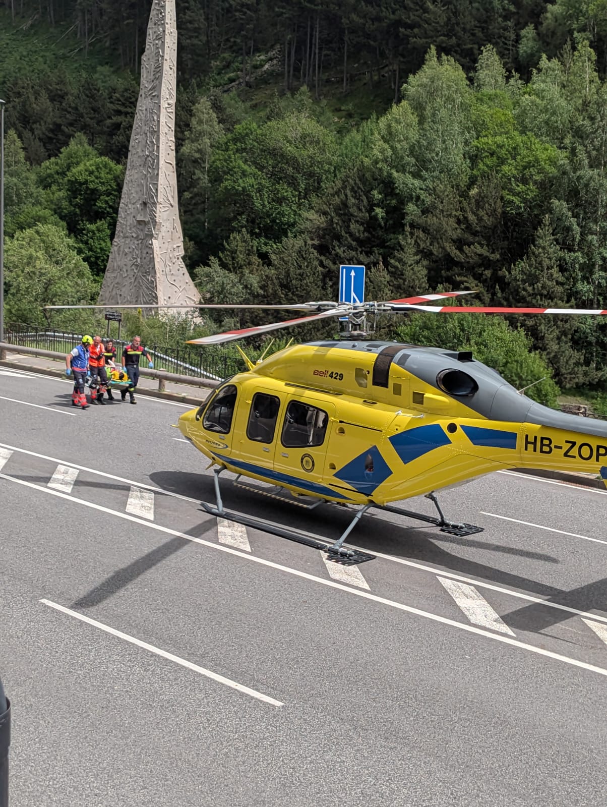Traslladant el ferit cap a l'helicòpter.