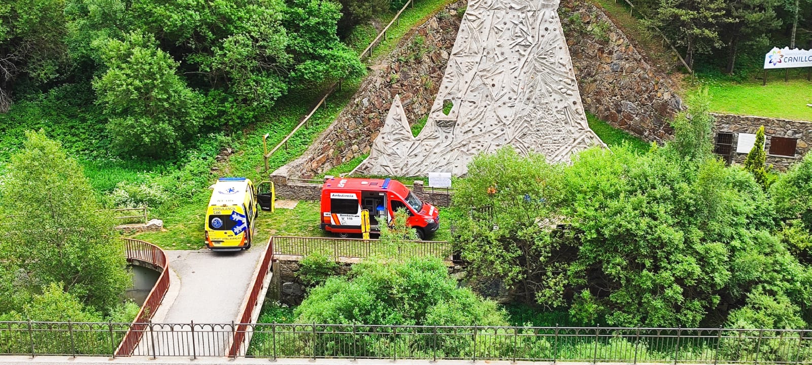 Sanitaris i bombers treballant a la zona de l'accident. La portaveu del Sindicat, Rebeca Bonache.