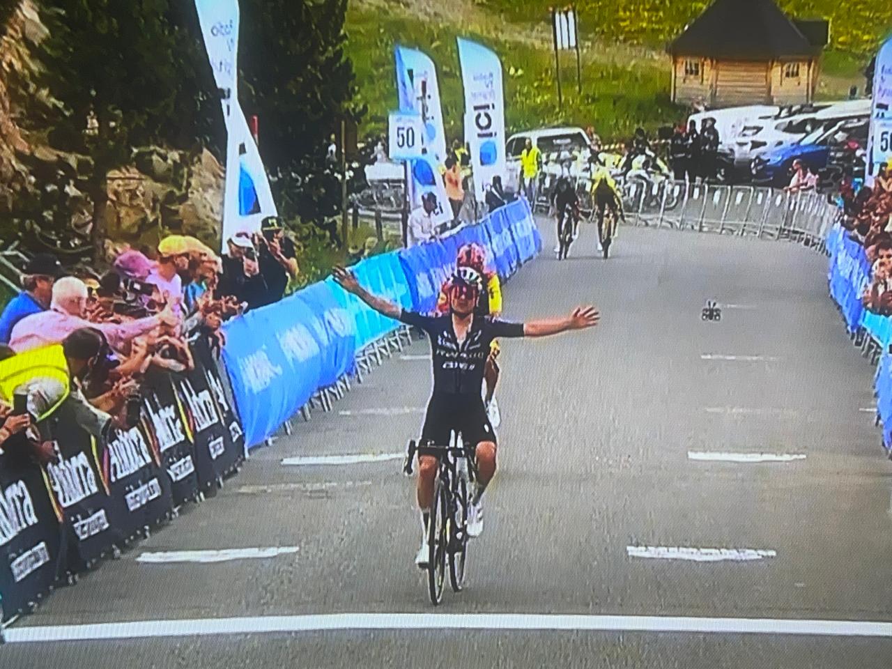 Tom Pidcock celebra la victòria en entrar a la meta. Tom Pidcock celebra la victòria en entrar a la meta.