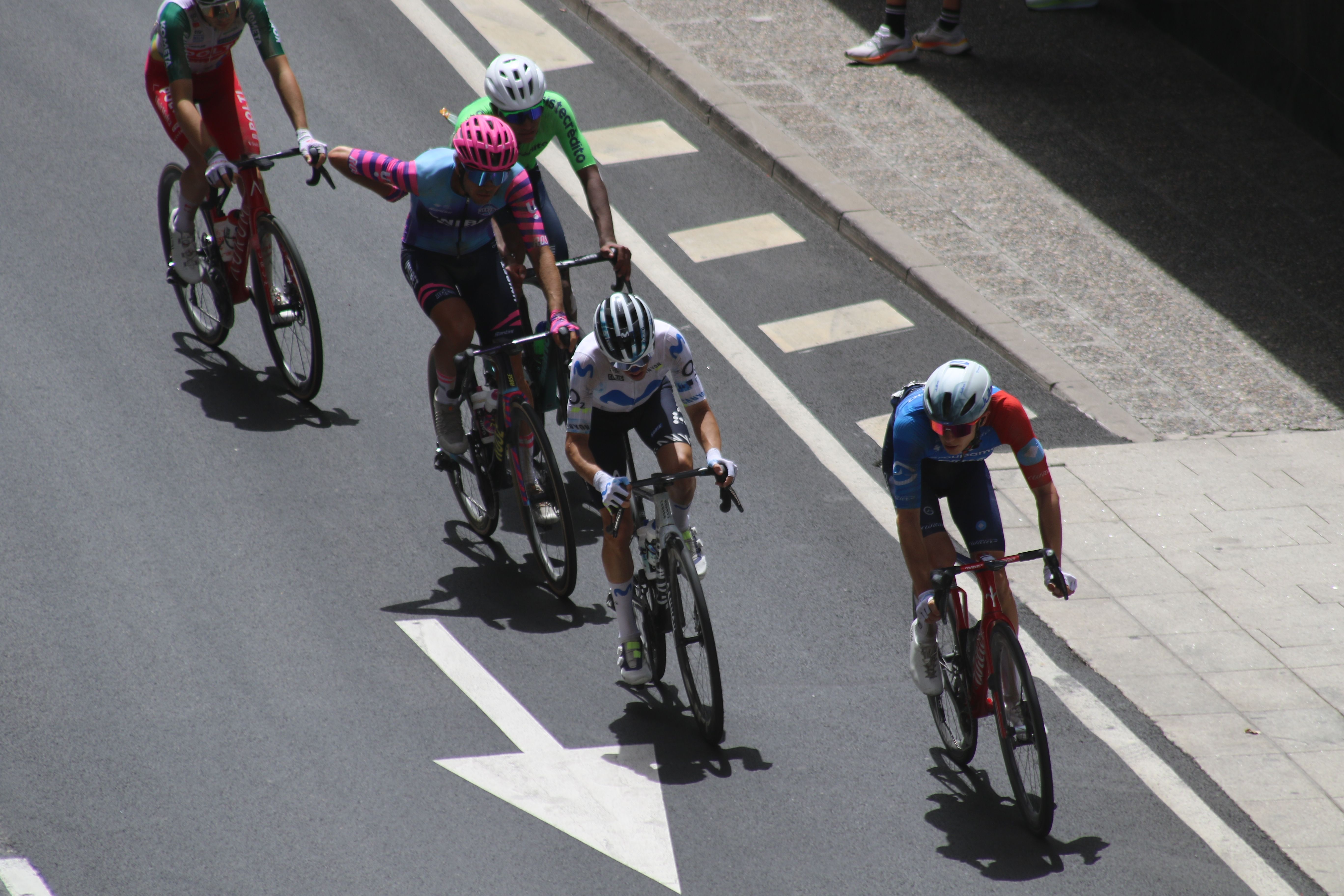 Els corredors pel centre d'Andorra la Vella enfilant ja els darrers quilòmetres. Els corredors pel centre d'Andorra la Vella enfilant ja els darrers quilòmetres.
