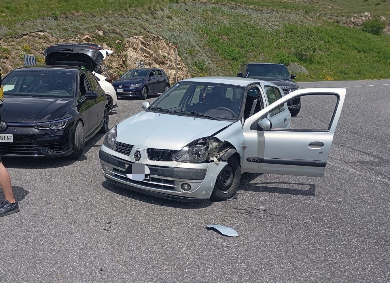 Un dels cotxes implicats en l'accident.