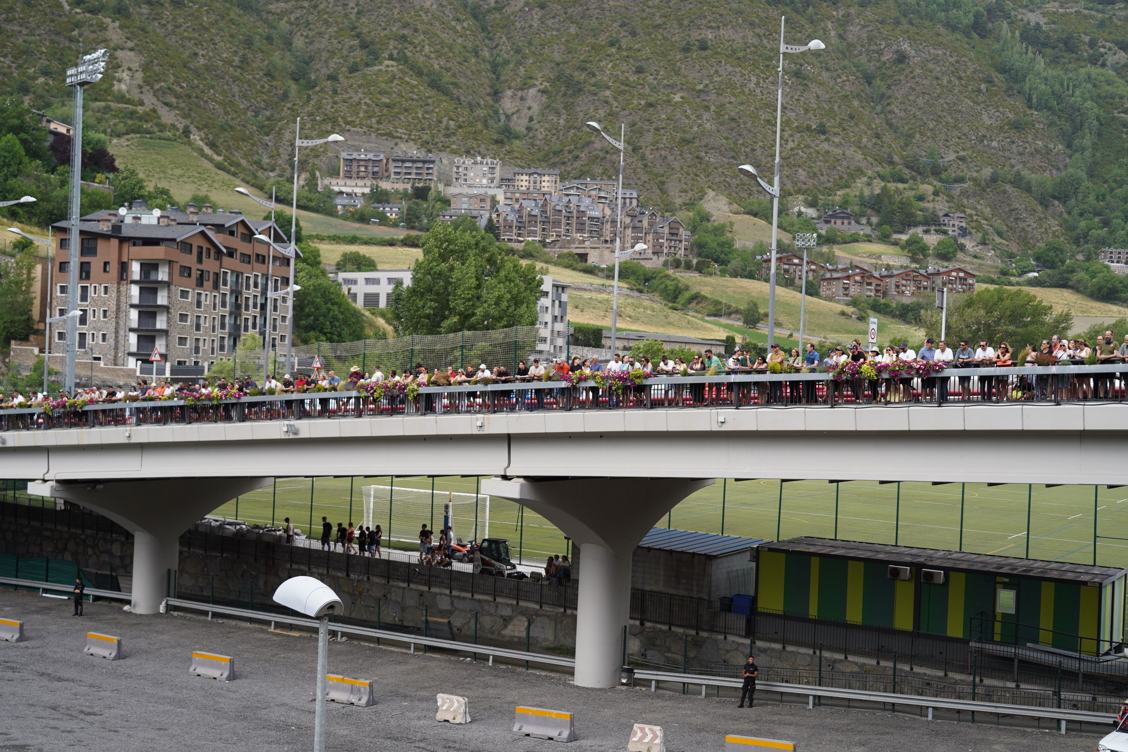 Públic al viaducte de Prada de Moles. Públic al viaducte de Prada de Moles.