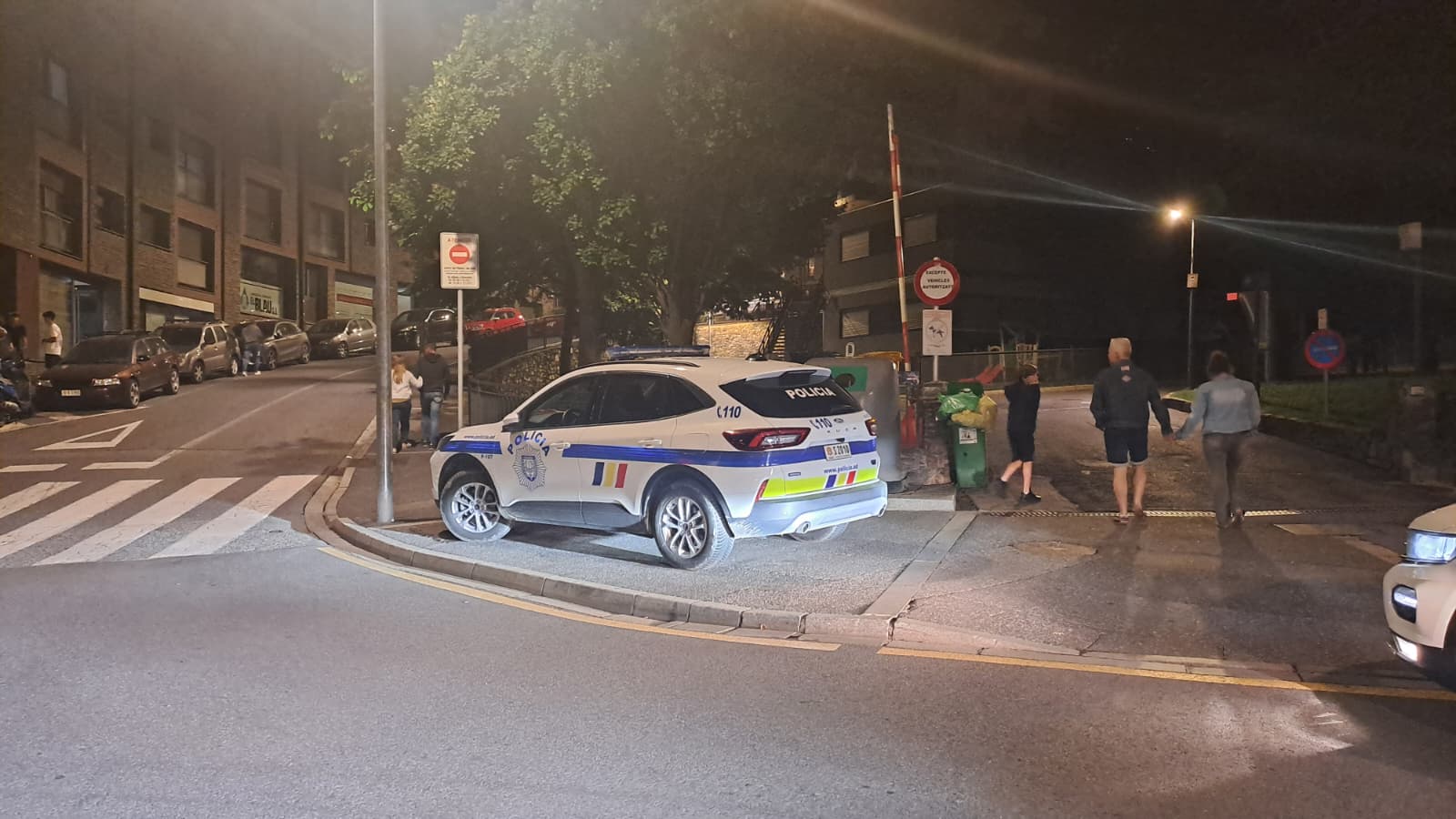 Un cotxe de policia vigilant la zona de concerts de la festa del poble d'Encamp. Un cotxe de policia vigilant la zona de concerts de la festa del poble d'Encamp.