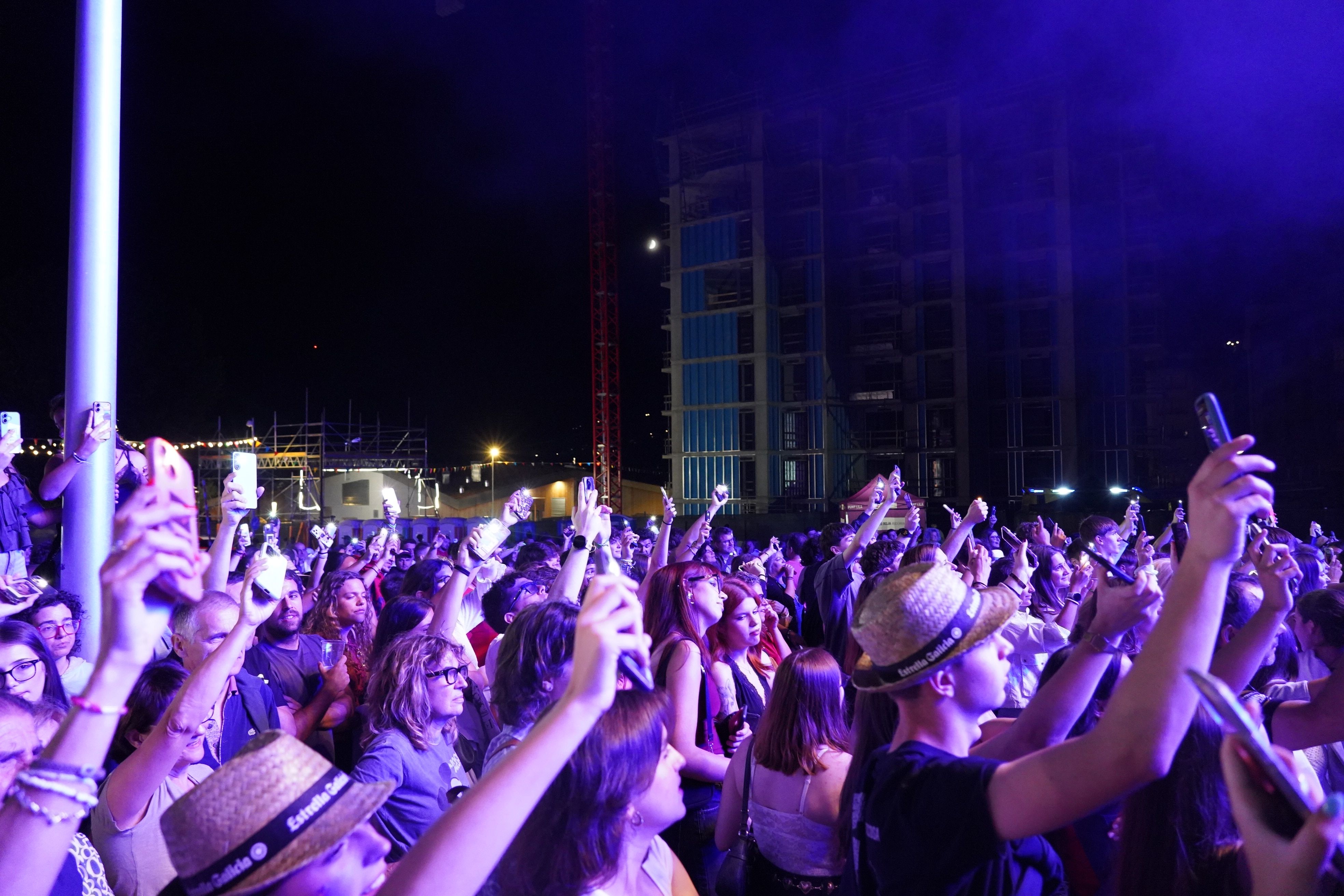 El públic fa servir els mòbils per cantar 'Barcelona s'il·lumina'