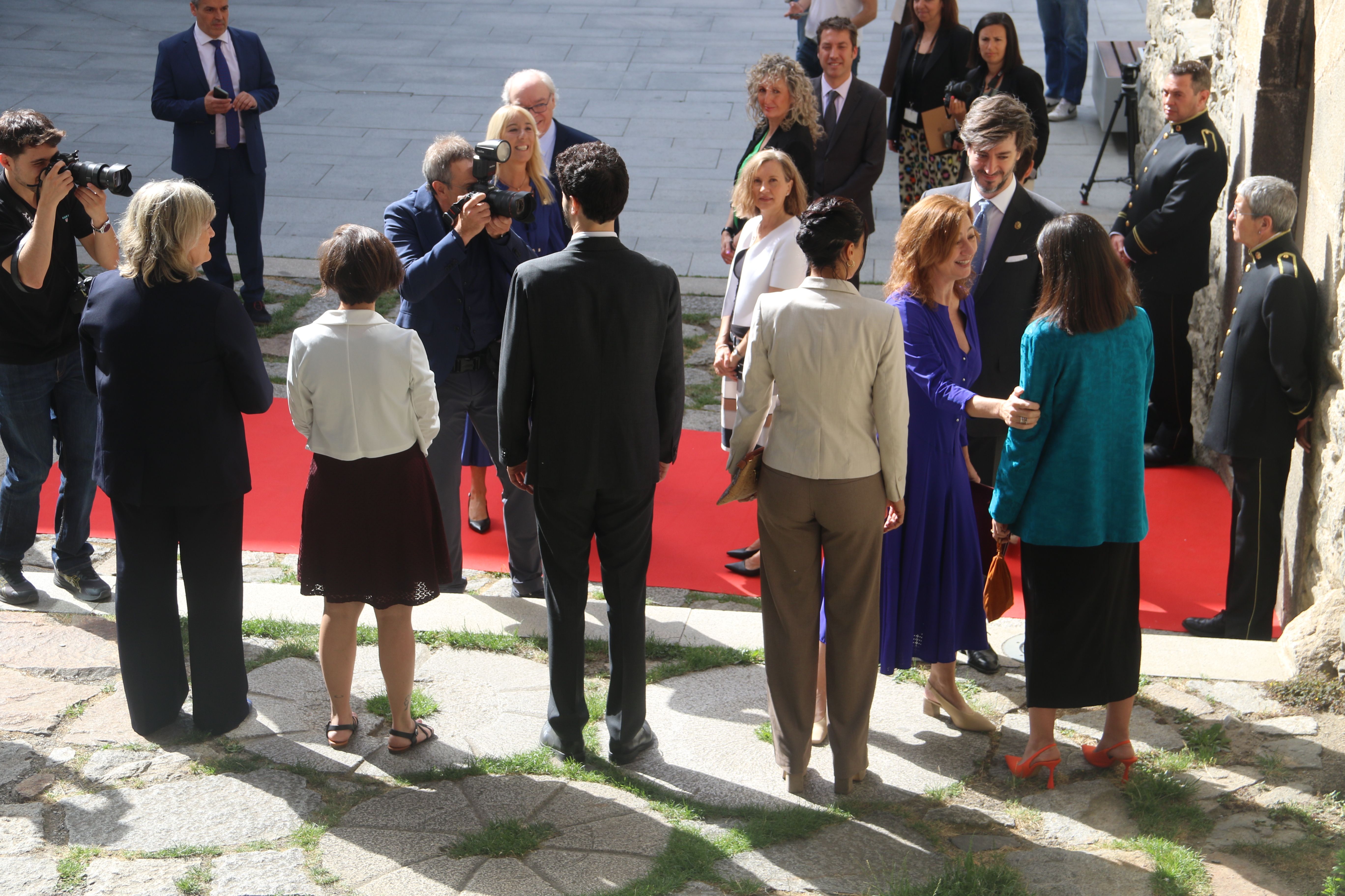 La presidenta del Congrés, al costat del síndic Carles Ensenyat, saluda els representans parlamentaris andorrans. La portaveu del Sindicat, Rebeca Bonache.