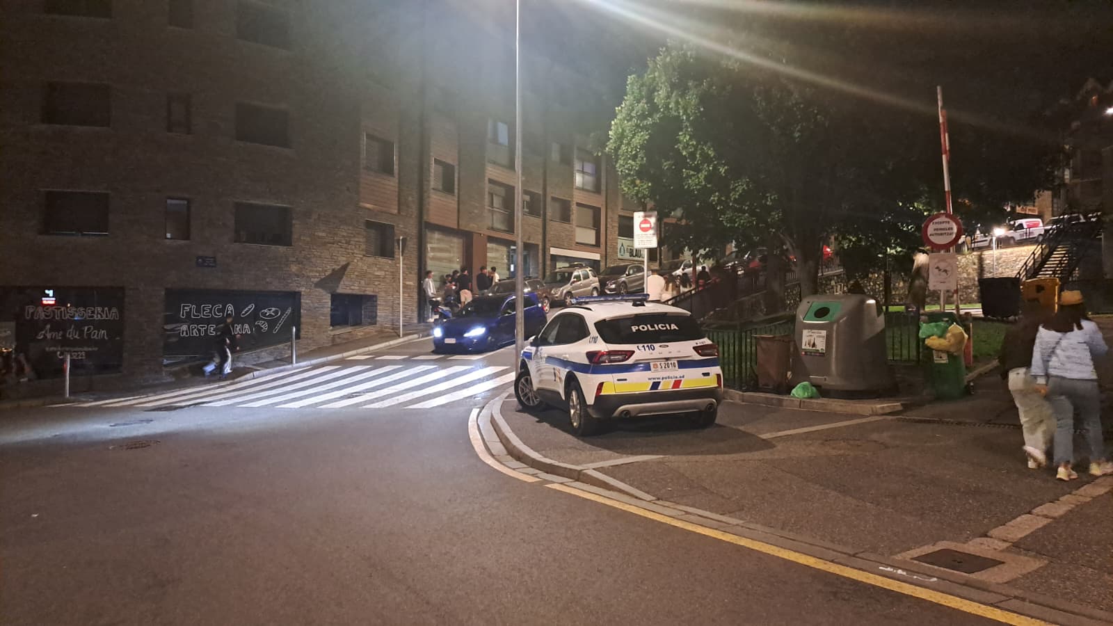 Un cotxe de la policia aquesta matinada en les immediacions de l'espai on es feia la festa.