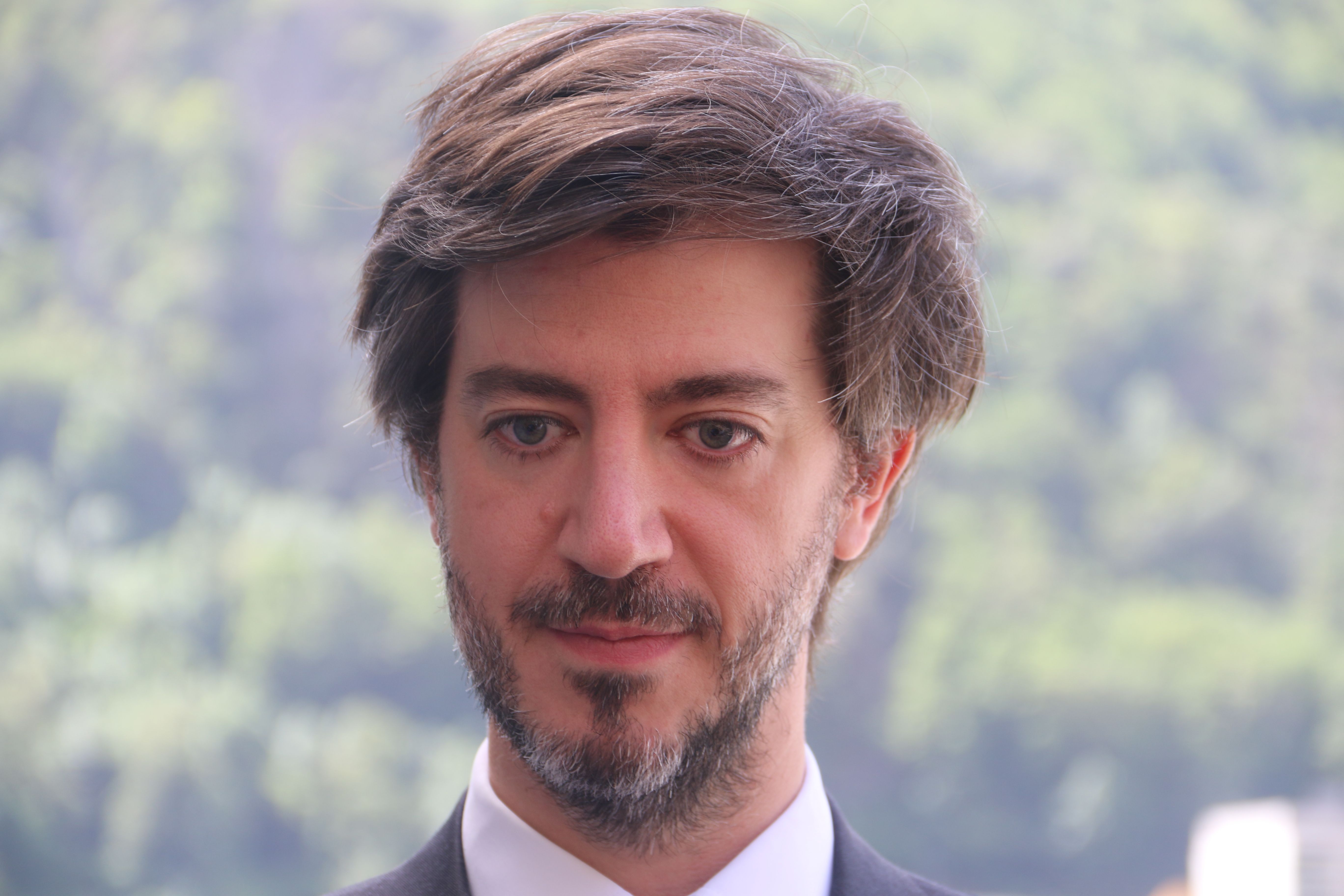 Carles Ensenyat mentre escoltava les respostes de Francina Armengol aquest dilluns als mitjans de comunicació.