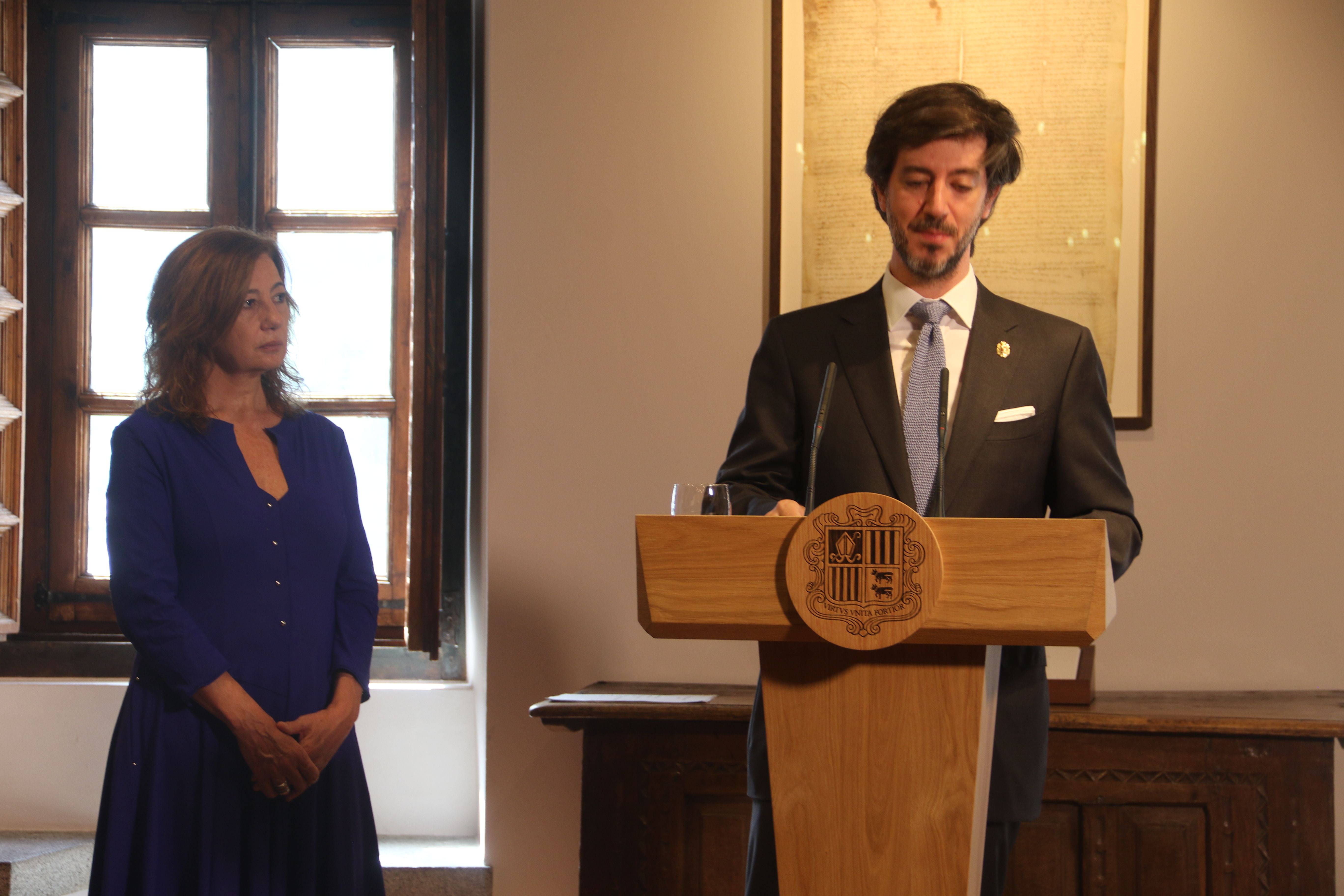 Discurs de Carles Ensenyat al costat de Francina Armengol.