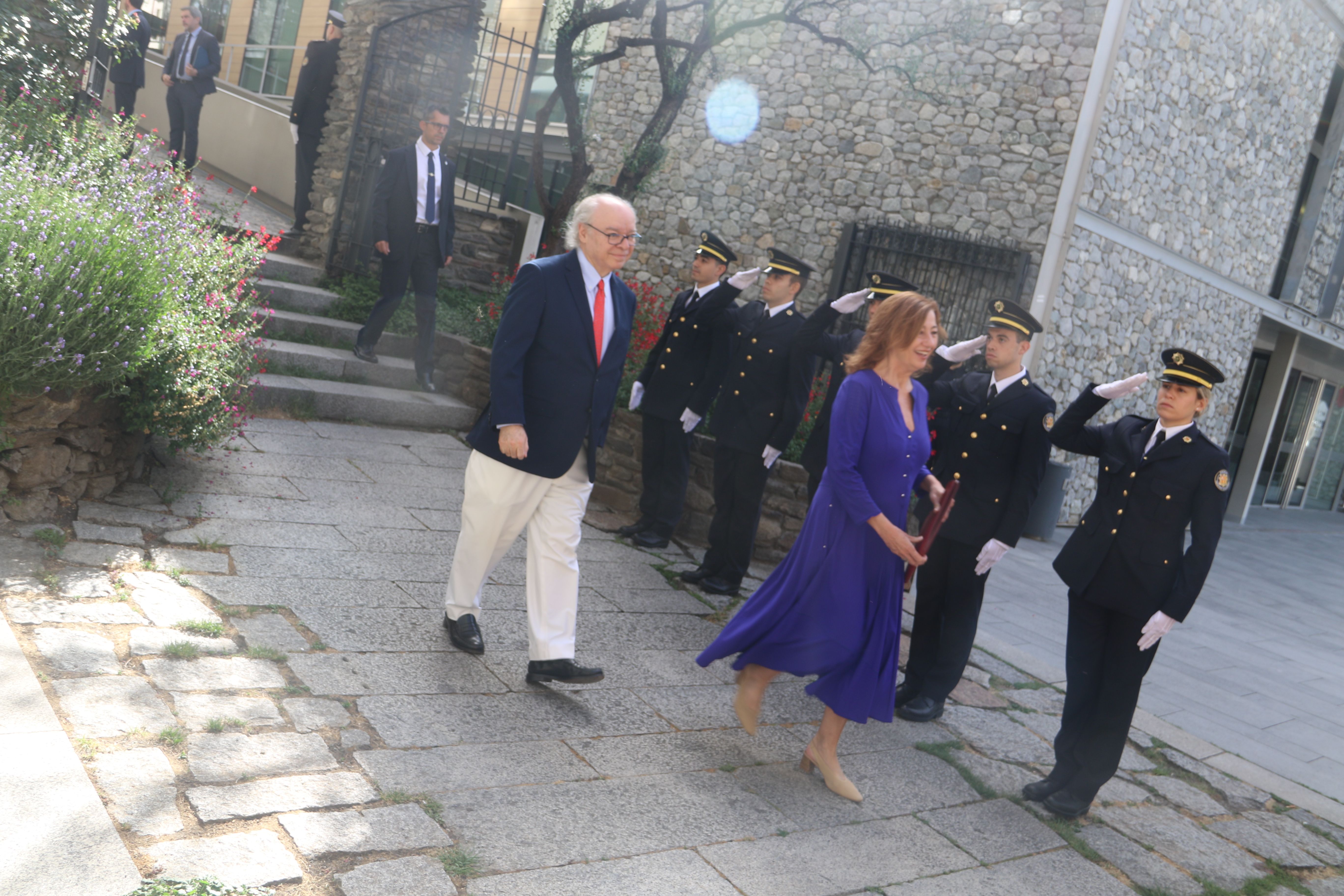 Arribada d'Armengol, acompanyada per l'ambaixador, al recinte parlamentari.