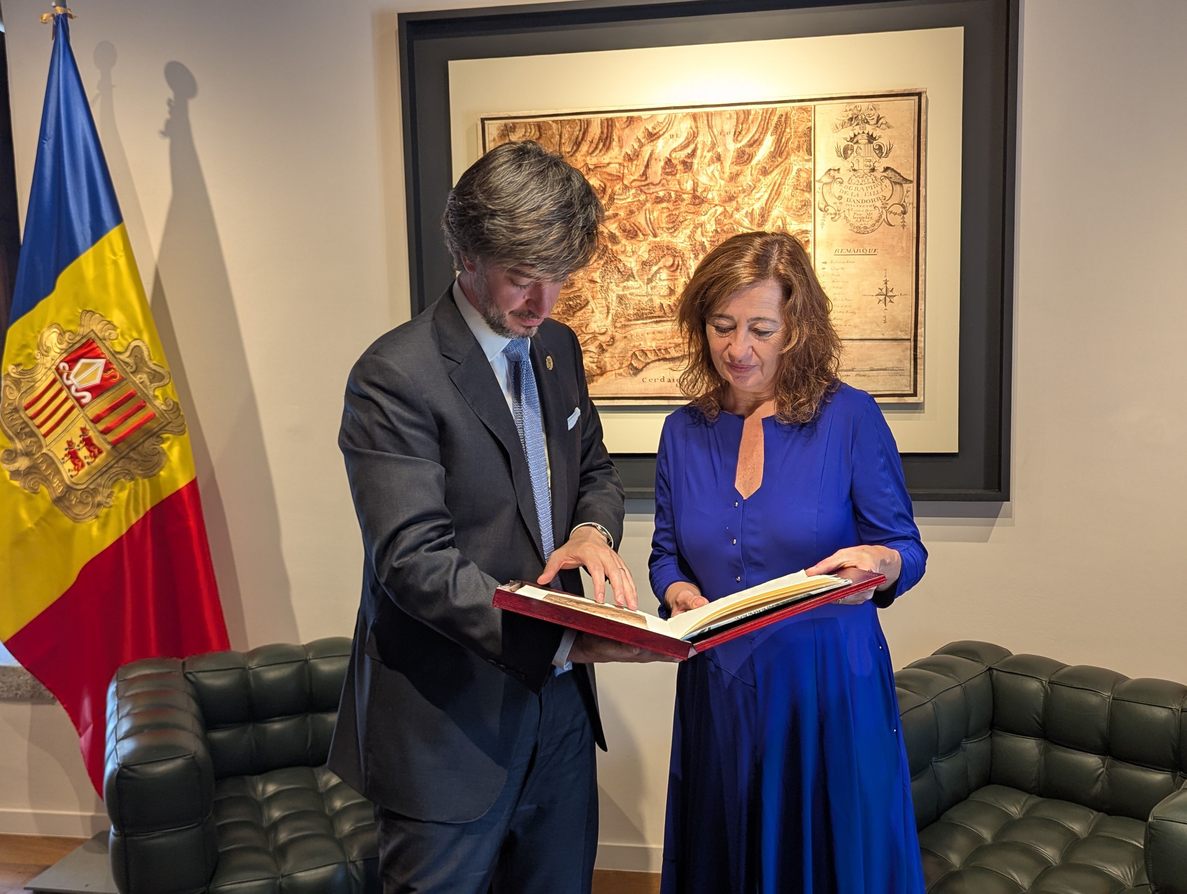 Un moment de la trobada bilateral, mostrant-li Ensenyat actes antigues a Amengol. Un moment de la trobada bilateral, mostrant-li Ensenyat actes antigues a Amengol.