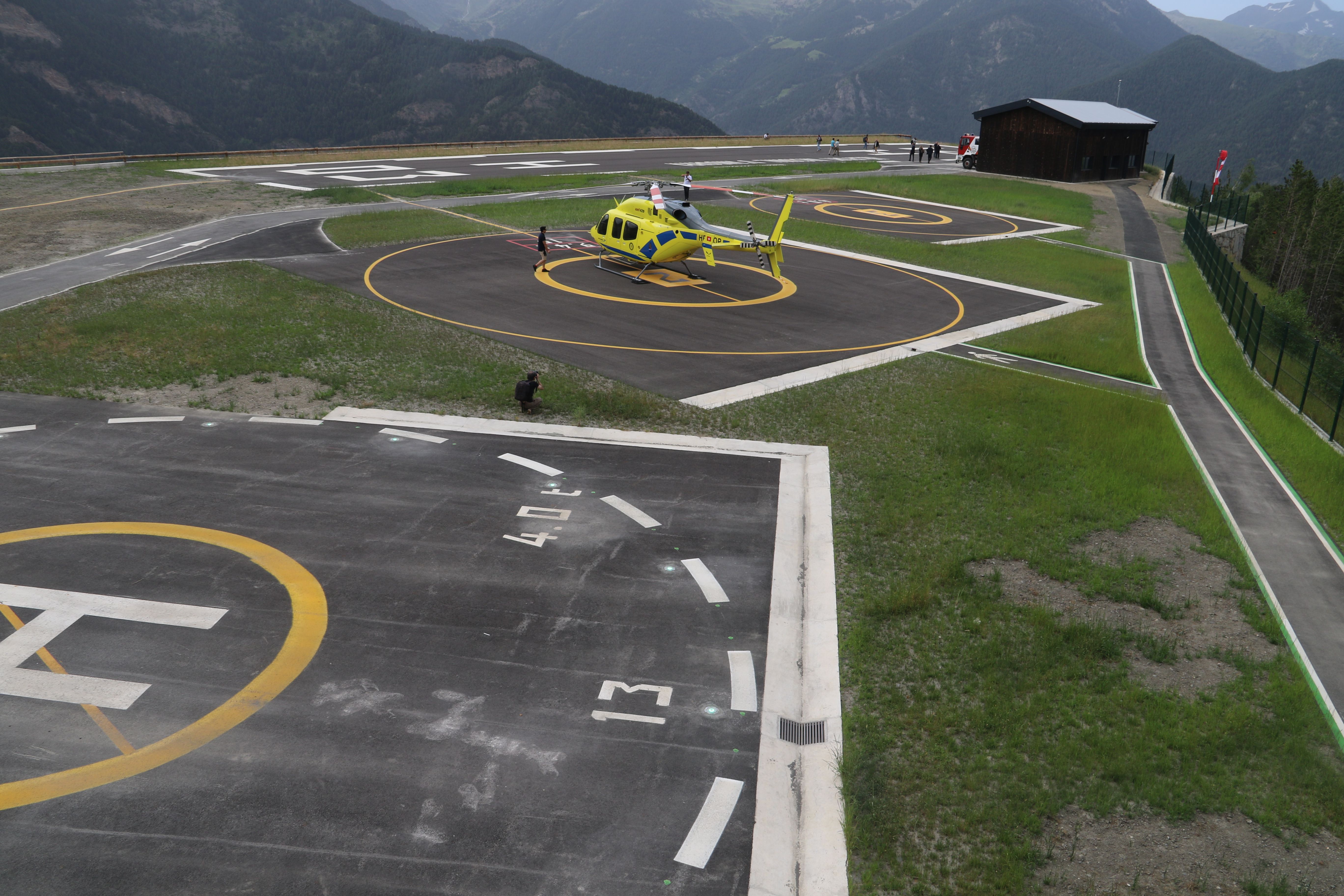 Un helicòpter ja aterrar a les instal·lacions. Un helicòpter ja aterrar a les instal·lacions.