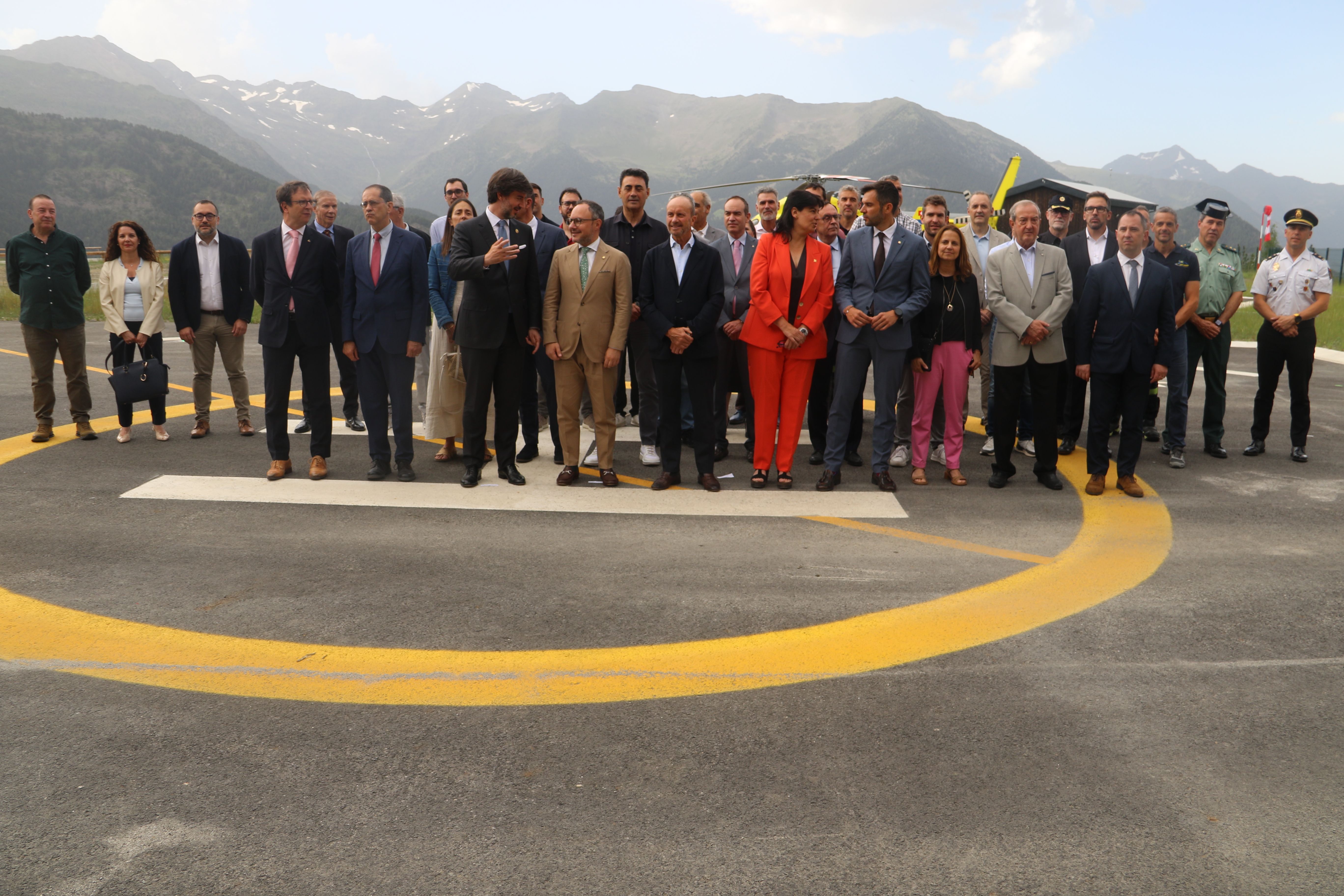 Foto de família de totes les autoritats i implicats en el projecte.