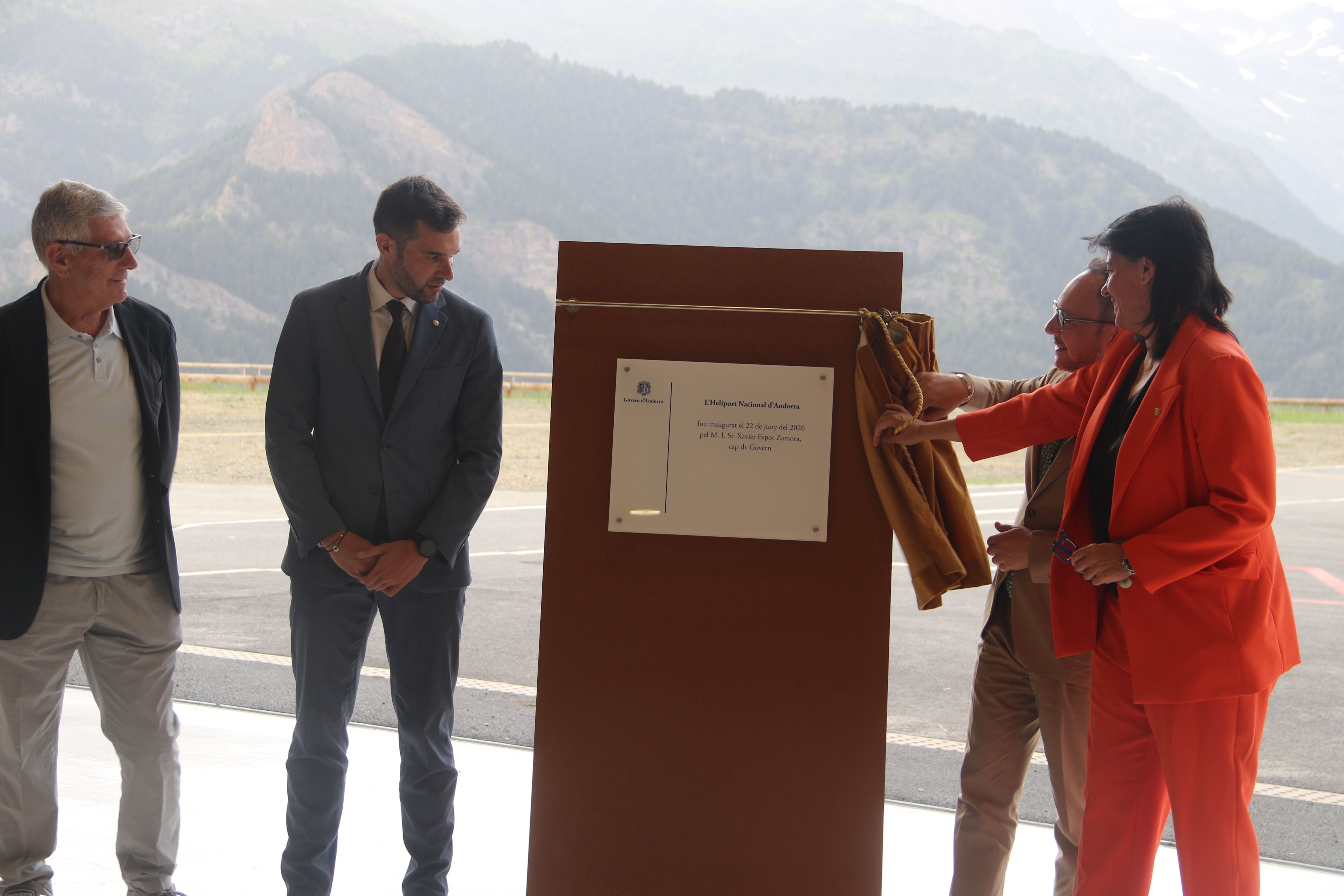 Descoberta de la placa inaugural.