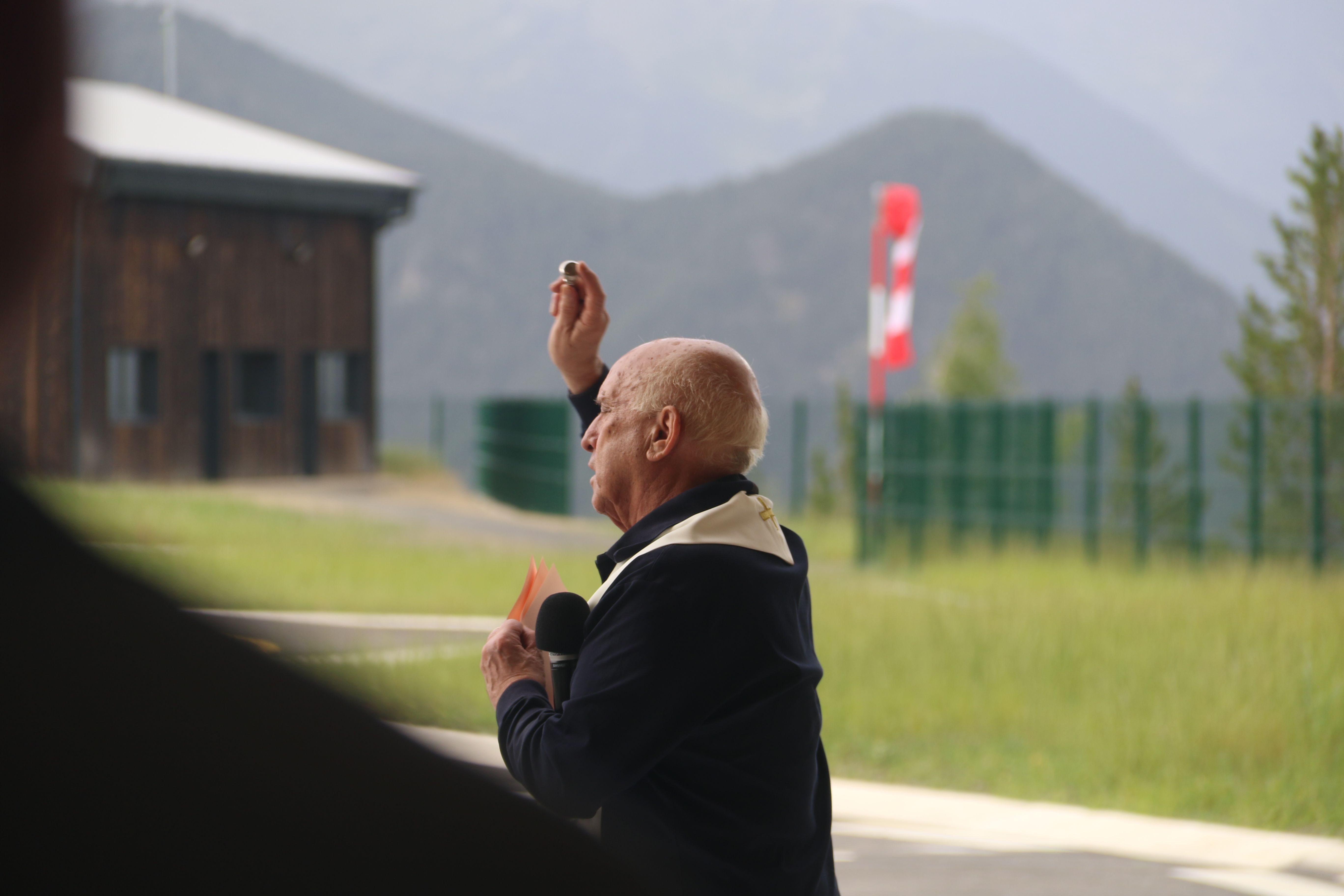 Benedicció de l'heliport per part de mossèn Joan Fenosa.