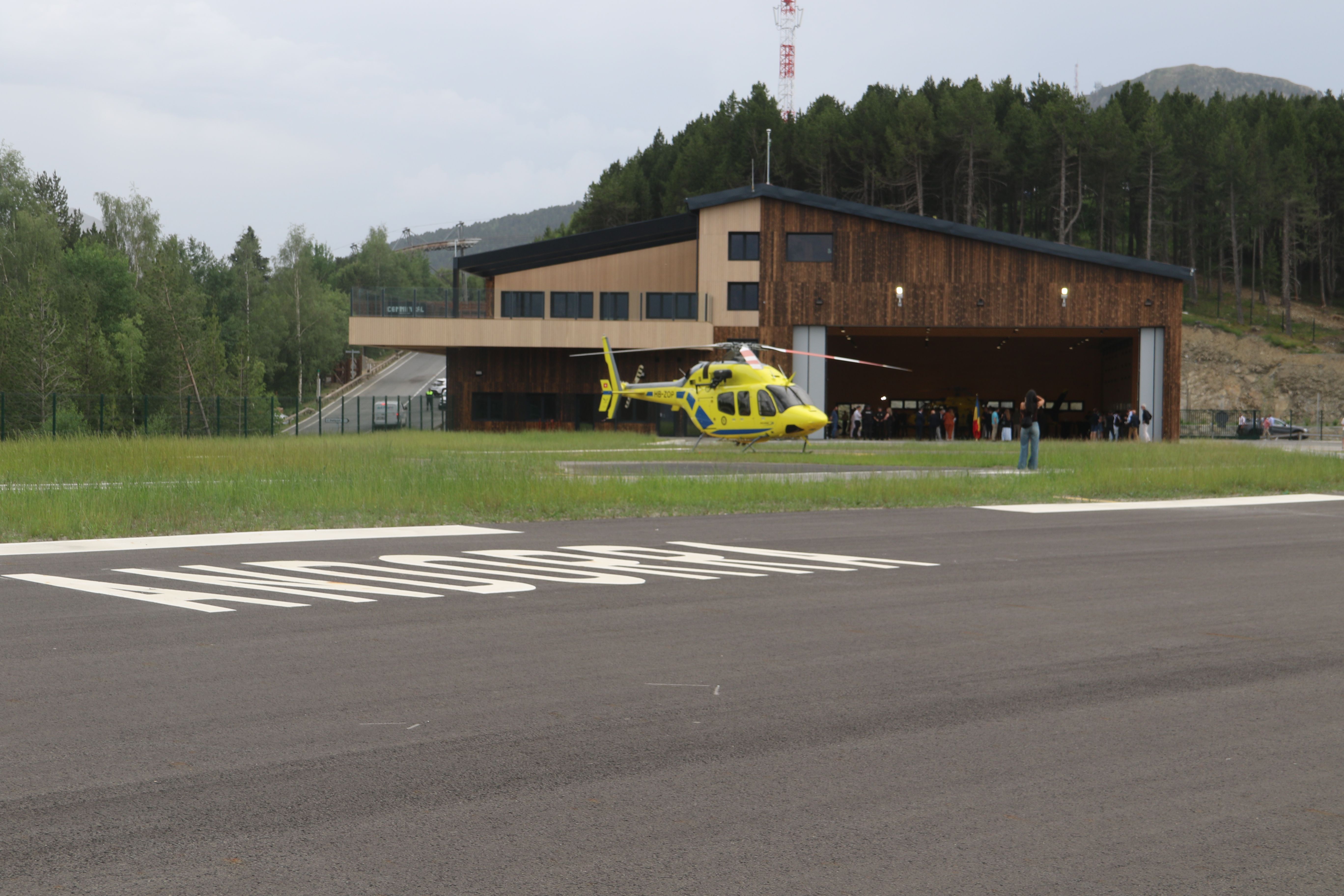 Un helicòpter davant de l'hangar.