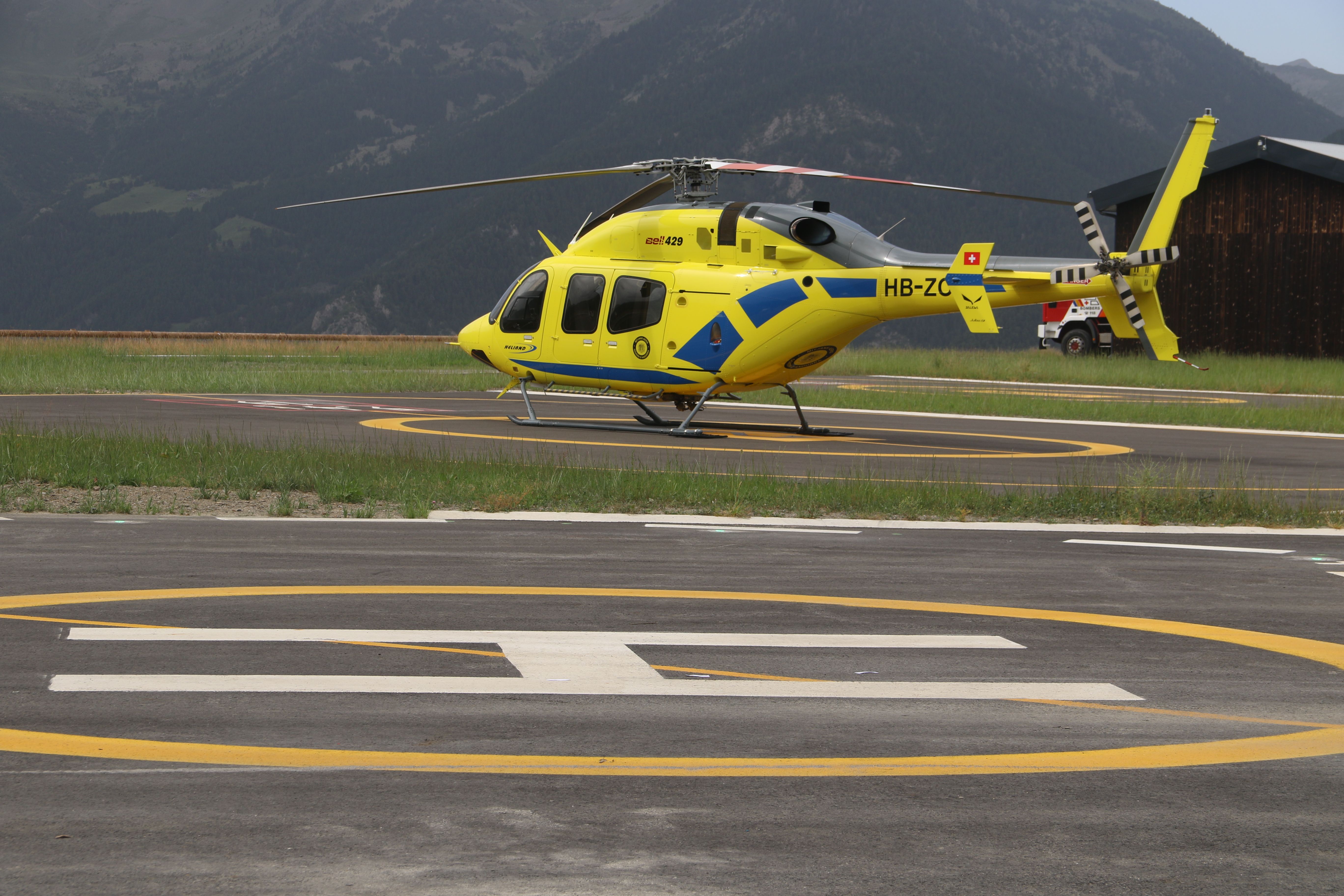 Un helicòpter estacionat a les instal·lacions de la Caubella.