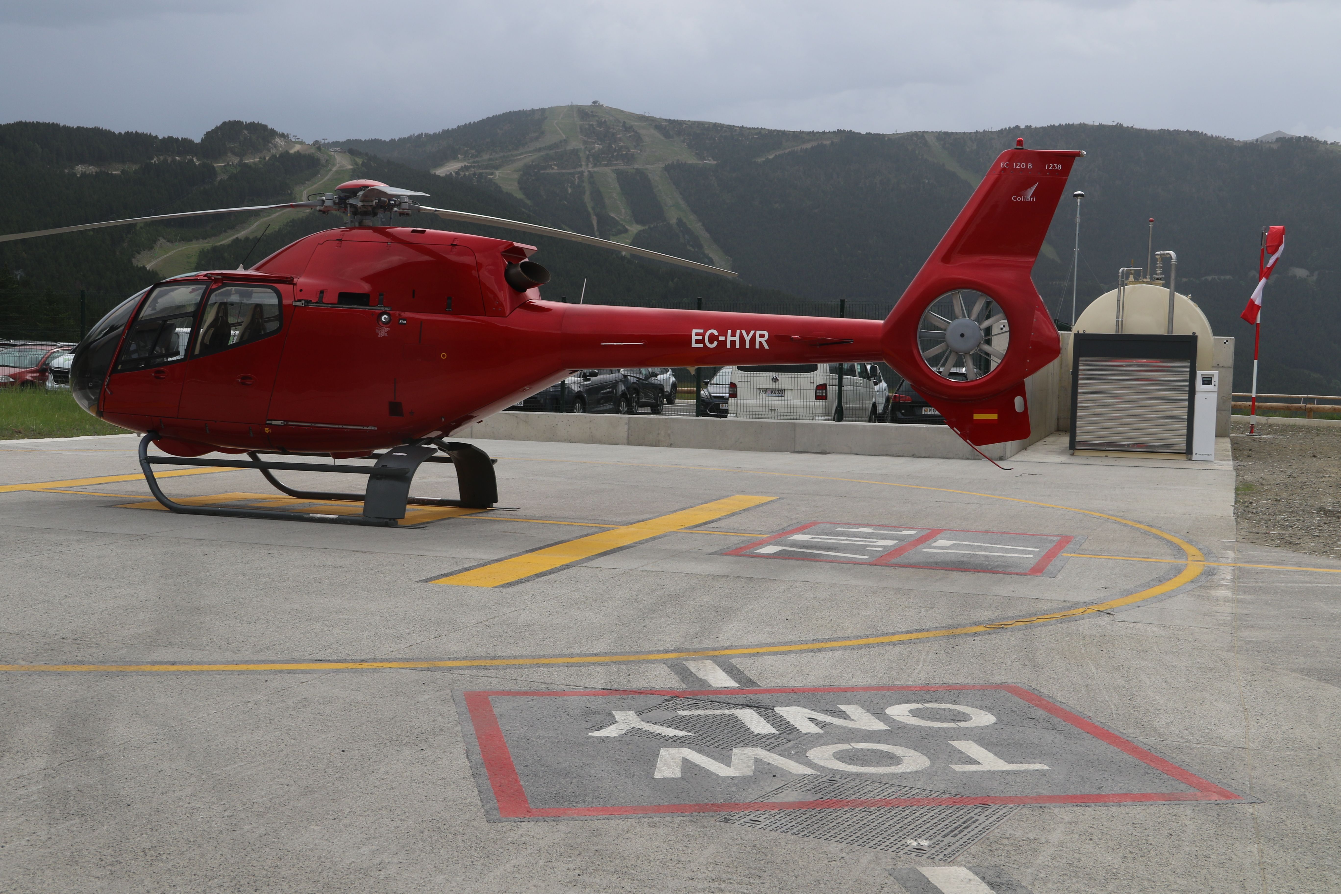 Una aeronau estacionada a les instal·lacions de la Caubella. 